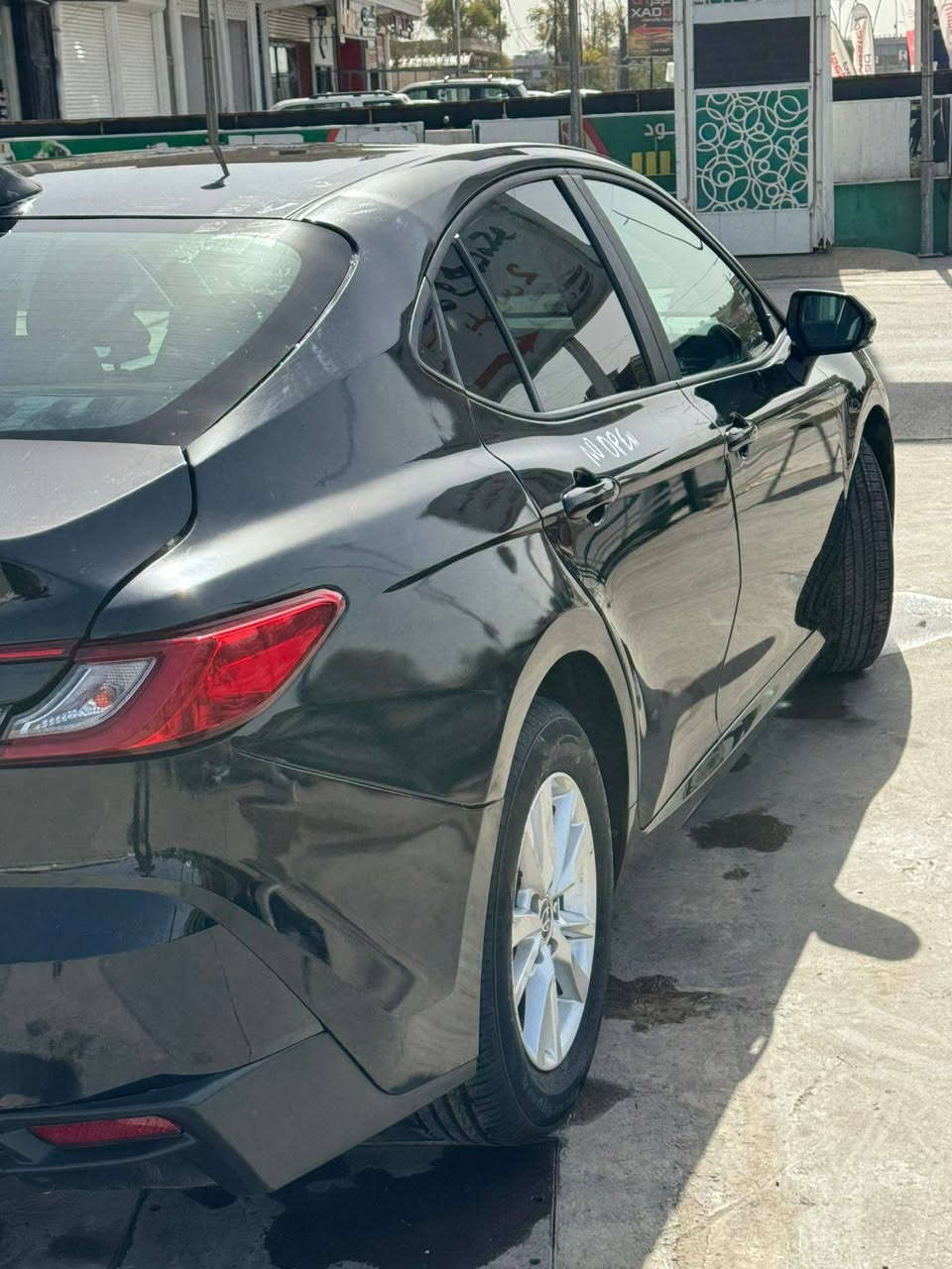 السلام عليكم 
للبيع 
كامري موديل 2025 مواصفات LE هايبرد منفيس حره 
معفيه من الرقم مجاني 
دخول جديد 
ماشيه 2000 زيرو يعني صفر 
ببها صبغ چاملق خلفي وصندوك مبدل بلادي 
بدون ايرباكات 
السعر 210 وبيها مجال 
عنوان السياره ناحيه الزاب قريه اصبيح تحتاني 
للاستفسار الاتصال على الرقم التالي 
‏‪0771 698 5275‬‏
