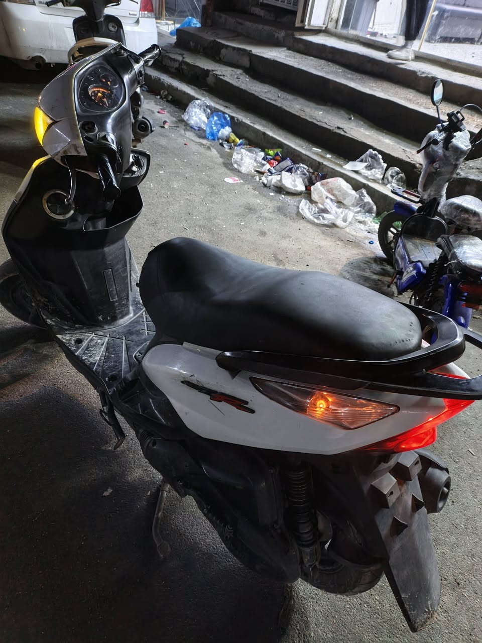 السلام عليكم
ماكس ثعلب نضيفه نكره سلف وهندر كهربائيات كلها شغاله دبل اشاره هورن سلف باتري جديد
كفرات نضيفه شلعه ومعدل سعرها 425 مستعجل عل بيع مكاني شعب ***********
