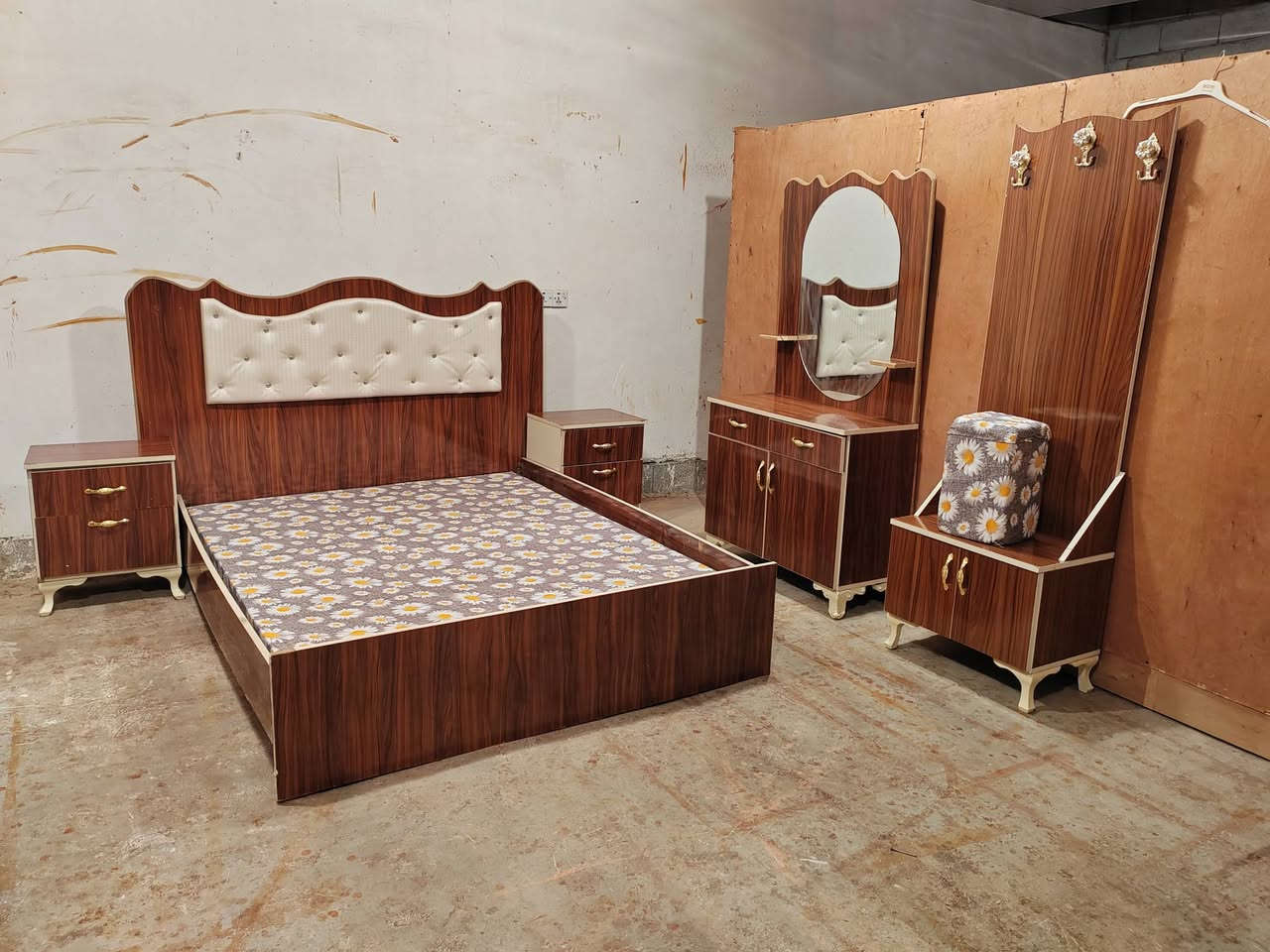 غرفة نوم تركي خمس أبواب مستخدم شي قليل شرط النظافه السعر 325 ويرهم مراوس والعنده يبيع اشتري الشراي يجي خاص اويتصل برقم ***********مكاني كركوك
