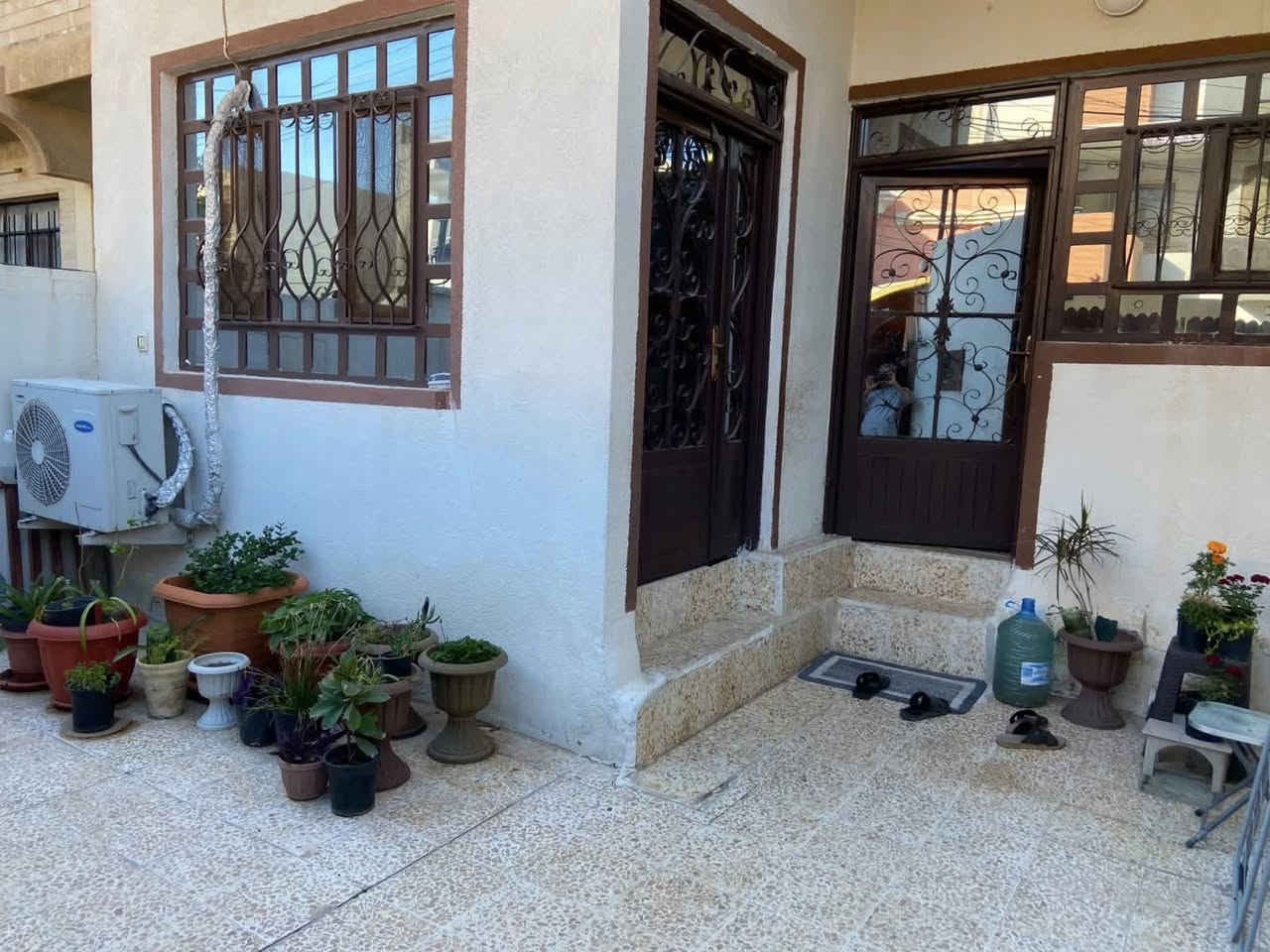 🔴عروض مكتب (( العلاف لتجارة العقارات )) 🌟
🏠دار للبيع مساحة 108 متر الواجهة 6 متر ✨

🛑طابقين بناء مرتب جداً 💠

1️⃣الطابق الاول : غرفة نومً  + هول + استقبال + مطبخ كراج + حديقة 🌳+ صحيات 🚾

2️⃣الطابق الثاني :  غرفتين نوم  + هول + بلكون + صحيات 🚾

📄سند سكني ملك صرف / شرط القرآر التمليك والتحويل 
❌لانتعامل برفع سعر العقار عن سعرة الآصلي نجمع البايع بالمشتري مباشرتأ _ لا نوقف البيعة بخلاف عن الدالية 

🛑موقع مميز جداً 💥

🔴سعر مناسب جداً ⚡️

🌍الموقع / الصديق الاولى قرب (( مرطبات البحرين )) 🇧🇭 
🔴يقع على شارع تبليط 12 متر 🌀
للاستفسار 

⏮️مراجعة مكتب العلاف لتجارة العقارات 🌟

أو الاتصال 

☎️ أسيا ***********

أو

 ☎️ كورك ***********

⏪️مع العلاف للعقار استثمارك في آمان ⭐️

🌐عنوان المكتب / الموصل _ حي الزراعي قرب جسر السويس 🔥

📌نستقبل عقاراتكم وطلباتكم العقارية .
