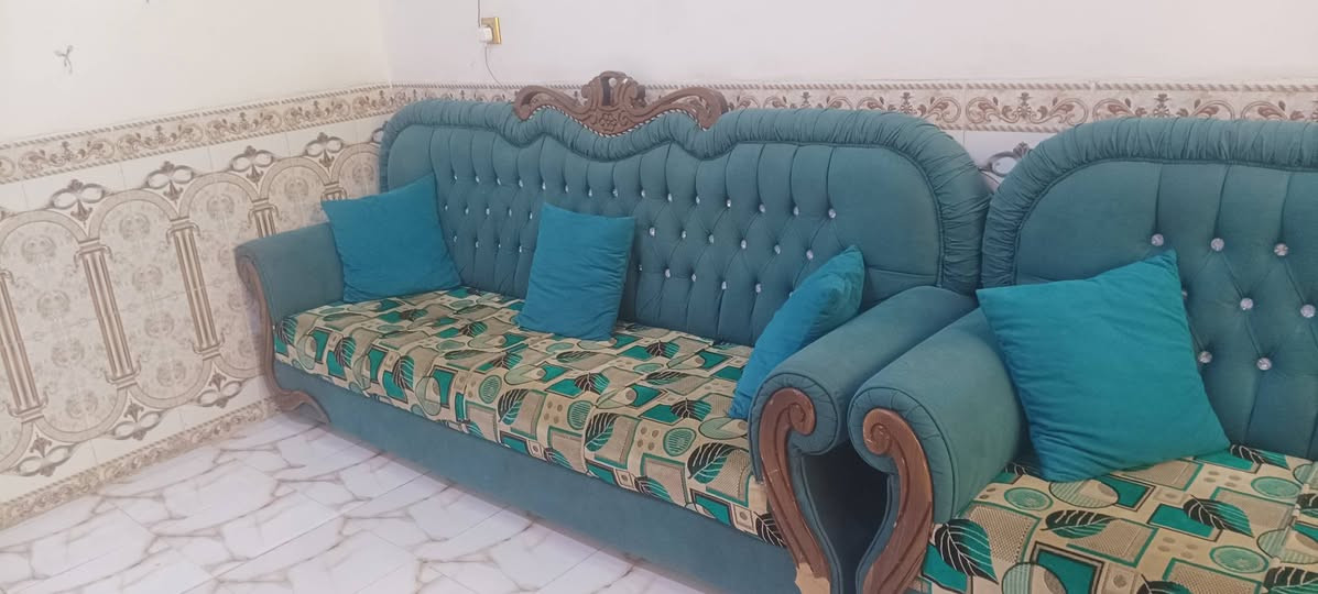 تخم 12مقعد طول القنفة الوحدة مترين ونص ثلاث قنفات سعر 400 حلة ثورة قرب جامع الحيدري للاستفسار ***********
