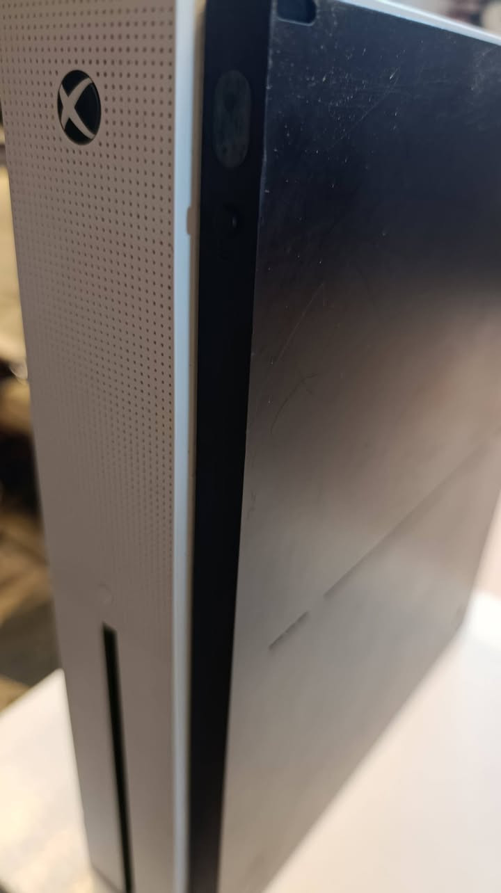 ​🎮 للبيع: Xbox One S - بحالة ممتازة جداً 🎮
المواصفات المميزة:

​الموديل: Xbox One S (النسخة النحيفة).

​الذاكرة: 500 جيجابايت.

​الحالة: نظافة الجهاز 95%، استخدام قليل جداً (شبه جديد).

​الضمان الشخصي: الجهاز شغال 100% وغير مفتوح للتصليح نهائياً.

​الملحقات: اليد الأصلية (نظيفة جداً وبأداء ممتاز) + كافة الأسلاك والملحقات الأصلية.

​التفاصيل المالية والموقع:

​السعر: 230,000 دينار عراقي.

​الموقع: بغداد - بغداد الجديدة.

​للتواصل والاستفسار:

📞 الاتصال أو مراسلة واتساب على الرقم: ***********
