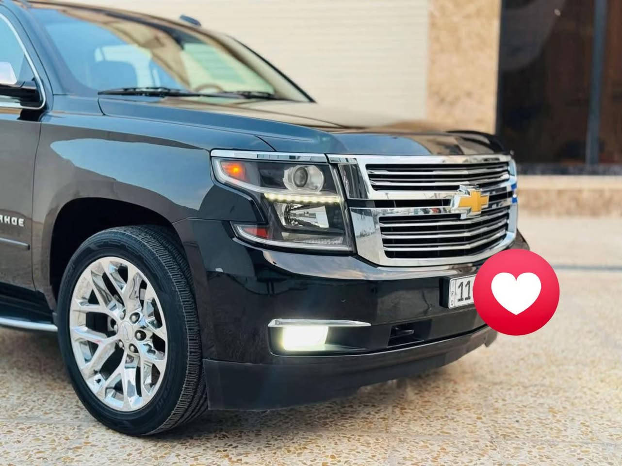 تاهو برايمر خليجي 2018وكاله المنصور اللون اسود رقم بغداد تحويل ثاني يوم
1.  المحرك: V8 سعة 5.3 .فوريل مع فوريل المكينه

2. ناقل الحركة: أوتوماتيك 10 سرعات (تبديل سلس).

3. نظام التعليق: مساعدات مغناطيسية (Magnetic Ride Control) لثبات وراحة قصوى.

4. نظام الدفع: متوفر دفع خلفي أو رباعي (4WD) مع دبل ثقيل وخفيف.

5. الجنوط: ألمنيوم كروم مقاس 22 إنش (أعلى قياس).

6. الإضاءة: عدسات HID زينون مع إضاءة نهارية LED وكشافات ضباب.

7. الإضاءة الذكية: نظام (IntelliBeam) لتعتيم العالي تلقائياً عند مرور سيارة مقابلة.

8. الدعاسات: جانبية كهربائية تفتح عند فتح الأبواب وتغلق عند إغلاقها.

9. الدخول: ذكي (بصمة) على جميع الأبواب الأربعة.

10. التشغيل: نظام التشغيل عن بعد من المفتاح.

11. الشنطة (الدبة): تفتح وتغلق كهربائياً مع ميزة الفتح بتمرير القدم.

12. المرايا الجانبية: كهربائية، مدفأة، وتطوى آلياً مع خاصية التعتيم.

13. المقاعد: جلد فاخر مع تحكم كهربائي بـ 12 وضعية للسائق والراكب.

14. تبريد وتدفئة: تبريد وتدفئة للمقاعد الأمامية، وتدفئة لمقاعد الصف الثاني.

15. مقاعد الصف الثاني: منفصلة (ملكية) لسهولة الحركة داخل السيارة.

16. الطي الكهربائي: طي ورفع مقاعد الصف الثالث والثاني بضغطة زر من الشنطة.

17. الستيرنج (المقود): تعديل وضعية المقود (تلسكوبي) كهربائياً مع ميزة التدفئة.

18. الدواسات: نظام تحكم كهربائي لتقريب أو ترفيع دواسات البنزين والفرامل.

19. الشاشة الرئيسية: مقاس 8 إنش تعمل باللمس وتدعم (خرائط، CarPlay، Android Auto).

20. الخزنة السرية: الشاشة ترتفع للأعلى كهربائياً لتكشف عن درج تخزين سري خلفها.

21. البروجكتر (HUD): عرض معلومات السرعة والتحذيرات على الزجاج الأمامي أمام السائق.

22. النظام الصوتي: Bose Centerpoint بـ 10 سماعات (أعلى نظام صوتي).

23. الترفيه الخلفي: شاشة سقفية Blu-ray مع سماعات لاسلكية للركاب بالخلف.

24. الشحن اللاسلكي: قاعدة شحن للجوال مدمجة في مسند اليد الوسطي.

25. فتحة السقف: فتحة زجاجية كهربائية.

26. الرادار الأمامي: نظام تنبيه قبل التصادم مع فرملة طوارئ ذاتية.

27. تنبيه المسار: نظام المحافظة على المسار (يهتز المقود أو المقعد عند الانحراف).

28. النقطة العمياء: تنبيه في المرايا الجانبية عند وجود سيارات في الزوايا الميتة.

29. المقعد الهزاز: تنبيه السائق بالاهتزاز عند استشعار أي خطر محيط بالسيارة.

30. رادار الرجوع: تنبيه عند خروج سيارة من الجوانب أثناء الرجوع للخلف.

31. الحساسات: نظام حساسات شامل (أمامية وخلفية) مع كاميرا خلفية.

32. الذاكرة: تخزين وضعيات القيادة (المقعد، المقود، المرايا، والدواسات) لشخصين. 

بارد بلباب الصدر الايمن 

السعر375

للاستفسار ***********
