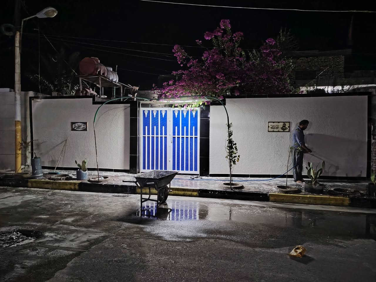 الدار للبيع المكان نعمانيه حي الخطيب قرب صورت الشهداء مساحة  الدار 370۾ غرفتين صاله ومطبخ وستقبال صحيات داخليه وخارجيه وبل اضافه اله حديقه للاستفسار *********** //***********
