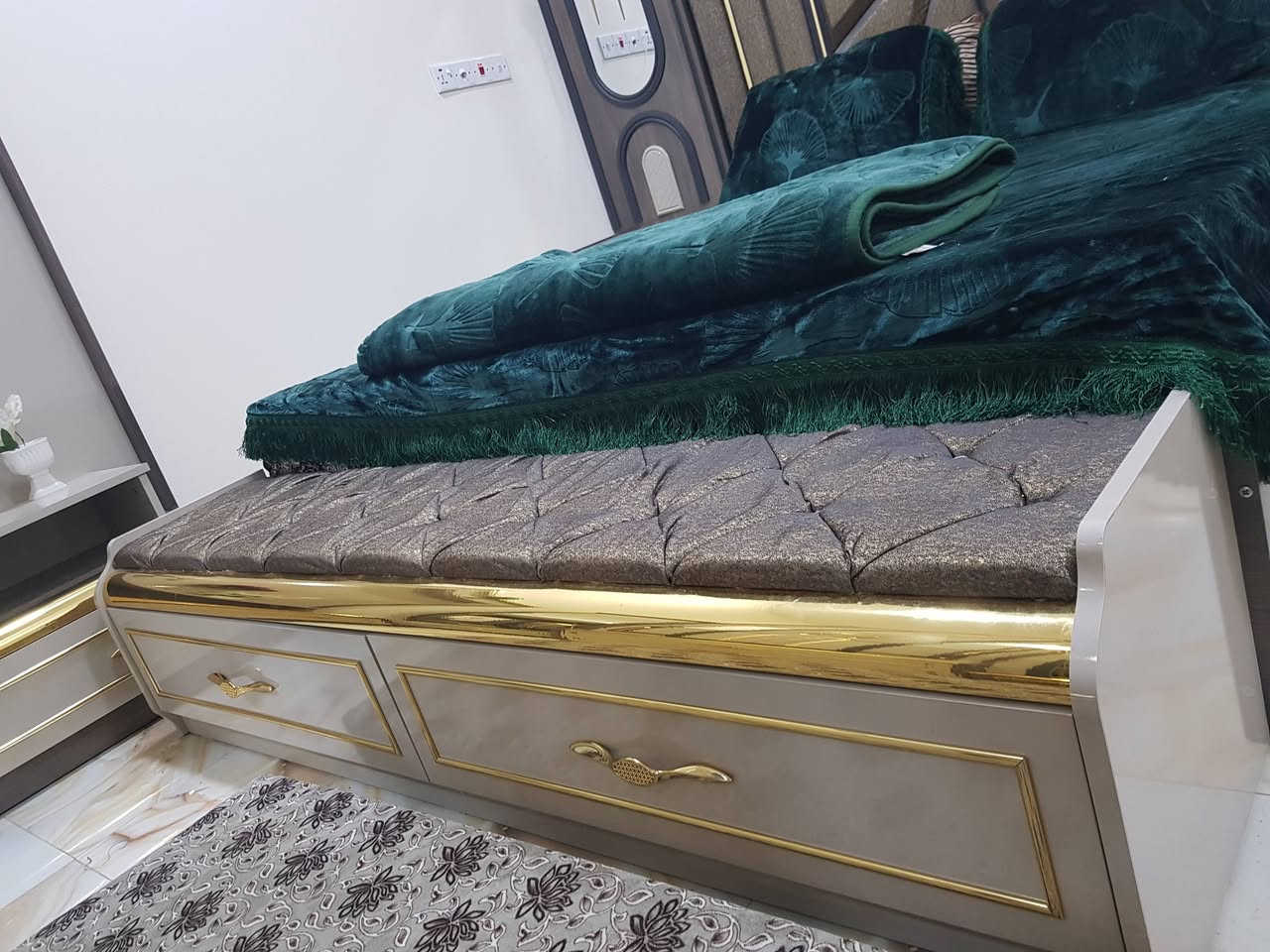 غرفة نوم جديدة كلش شخط مبيها مشدودة مصار هواي كلش نظيفة ماخذها ب ٣ مليون و ٨٠٠
رقم ***********
