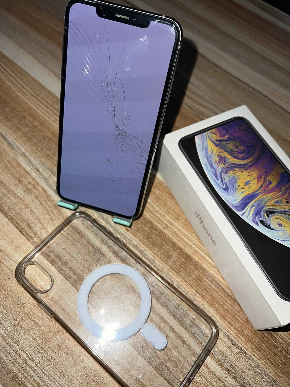 ايفون اكس ماكس Xs Max  ذاكرة 256 كلشي بلادي فقط مبدل بطارية تجارية بعدها 100 ميصرف ابد والشاشة مثل ماموضح كدامك كلشي شغال فيس ايدي كامرته تخبل سعرة 170 وبي مجال 
راسلني او اتصل ***********
