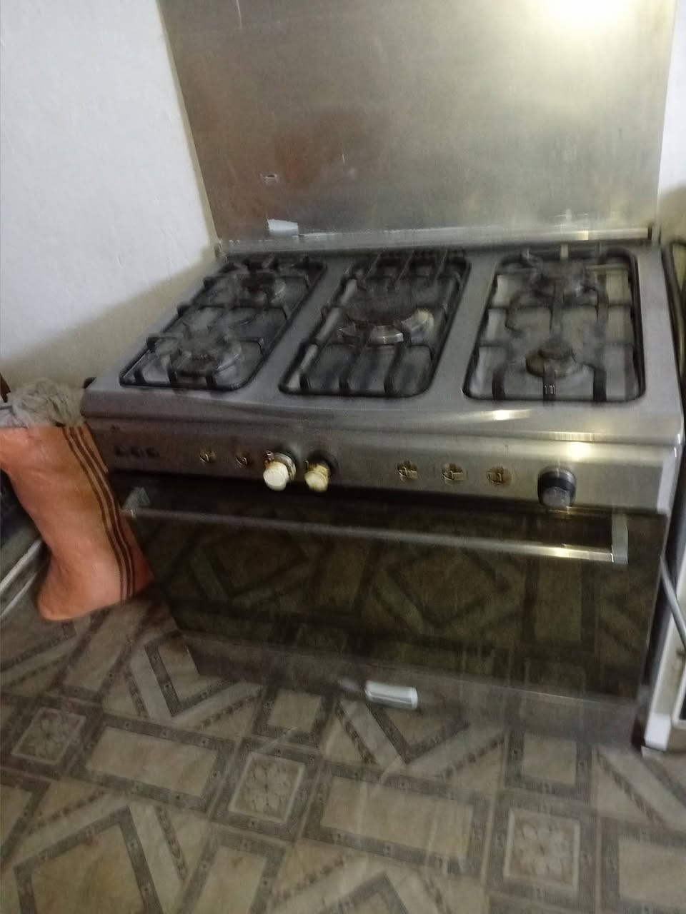 غراض  بيت مستخدمه للبيع
طباخ. 175الف 
ثلاجه 175الف 
كاونتر 100الف
براد مي 60الف 
ميز مرايه 50الف
شاشه حجم 32سعر 125الف 
العنوان بابل الهاشميه 
***********
***********
