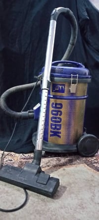 مكنسة كهربائية • شغالة • سعر مناسب