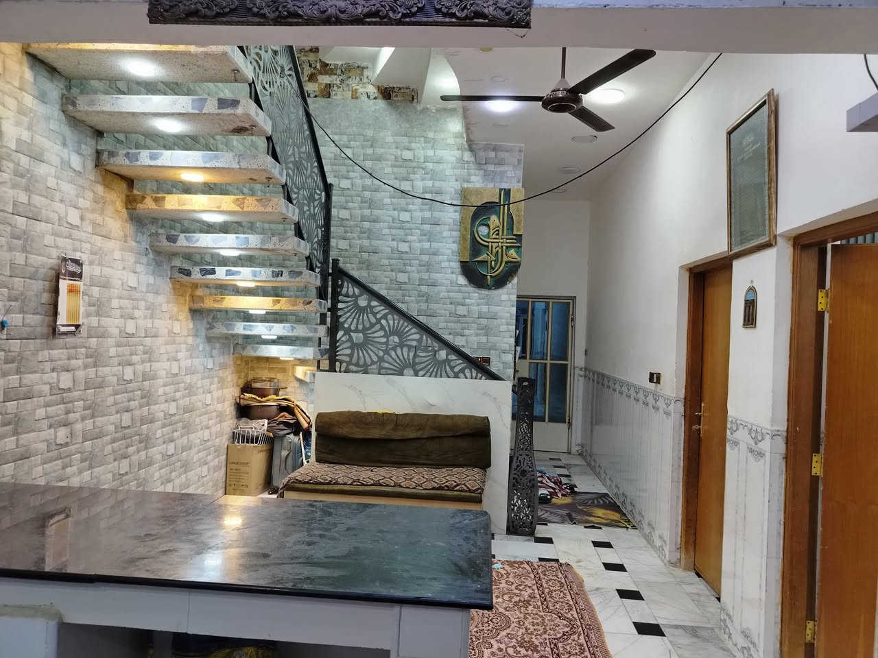بيت ثلاث طوابق للبيع في منطقة الجبيلة موقع ممتاز جداً البيت حديث ونظيف جداً
.
جنس العقار / طابو ملك صرف  
مساحة البيت 168 متر  ، الواجهه 8

مواصفات البيت /  

الطابق الارضي الغرفه 4×5 ، الديوانية 4×9، مطبخ مفتوح على الصاله،  وطارمه ، حمامات عدد 3

الطابق الثاني : عباره عن ثلاث غرف نوم  غرفه 4× 11 نظام سويت الغرفة الثانية 4×6 ، الغرفه الثالثه  4×5 وصحيات . 
الطابق ثالث : عباره عن غرفتين ، وحده 4×6 والثانيه 3×4 

.
السعر 350 مليون  
.
للمعلومات اكثر 

الاتصال على الرقم الموضح ***********
او زيارة موقعنا 
البصره _ شارع عام حي الزهراء _ قرب مستشفى النفط 
الذهبي للاستثمار العقاري
مجاز قانونياً
