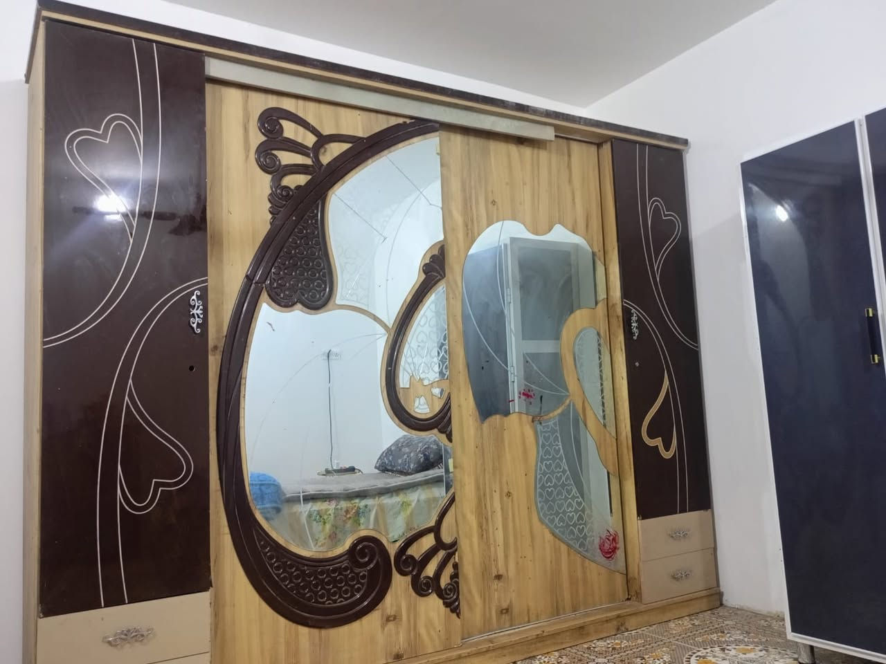 سلام عليكم كنتور خشب ابو ال 6 نضيف كلش لخشب مالته لبلوك لتركي الزان لخشبه لقويه. نضيف عوزه ترتيبات بسيطه سعره  خاص او تصال او واتساب ***********. مكانه ناصريه مركز مدينه
