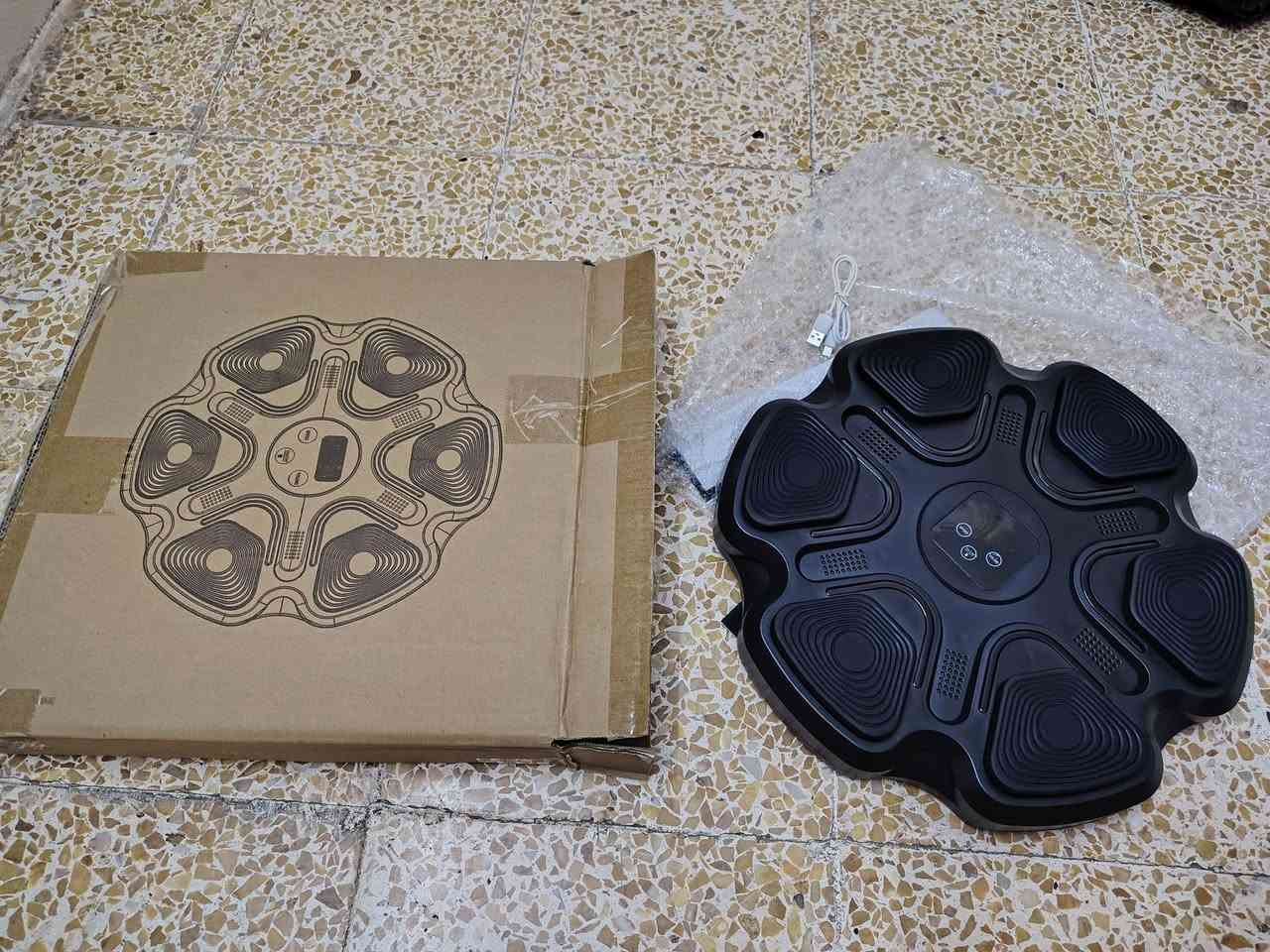 جهاز ملاكمة موسيقي ذكي مزود بأضواء تفاعلية للتدريب على السرعة. [1]
يتضمن اتصال بلوتوث لتشغيل الموسيقى أثناء التدريب.

مصمم للتركيب على الحائط ومناسب للاستخدام المنزلي.

التشغيل: يتميز بوجود LED إلكتروني مع 11 وضعاً و9 سرعات. [1, 2]


**إذا كنت صاحب هذا الإعلان وتريد حذفه لأي سبب، رجاءا أرسل رسالة إلى الدعم الفني**