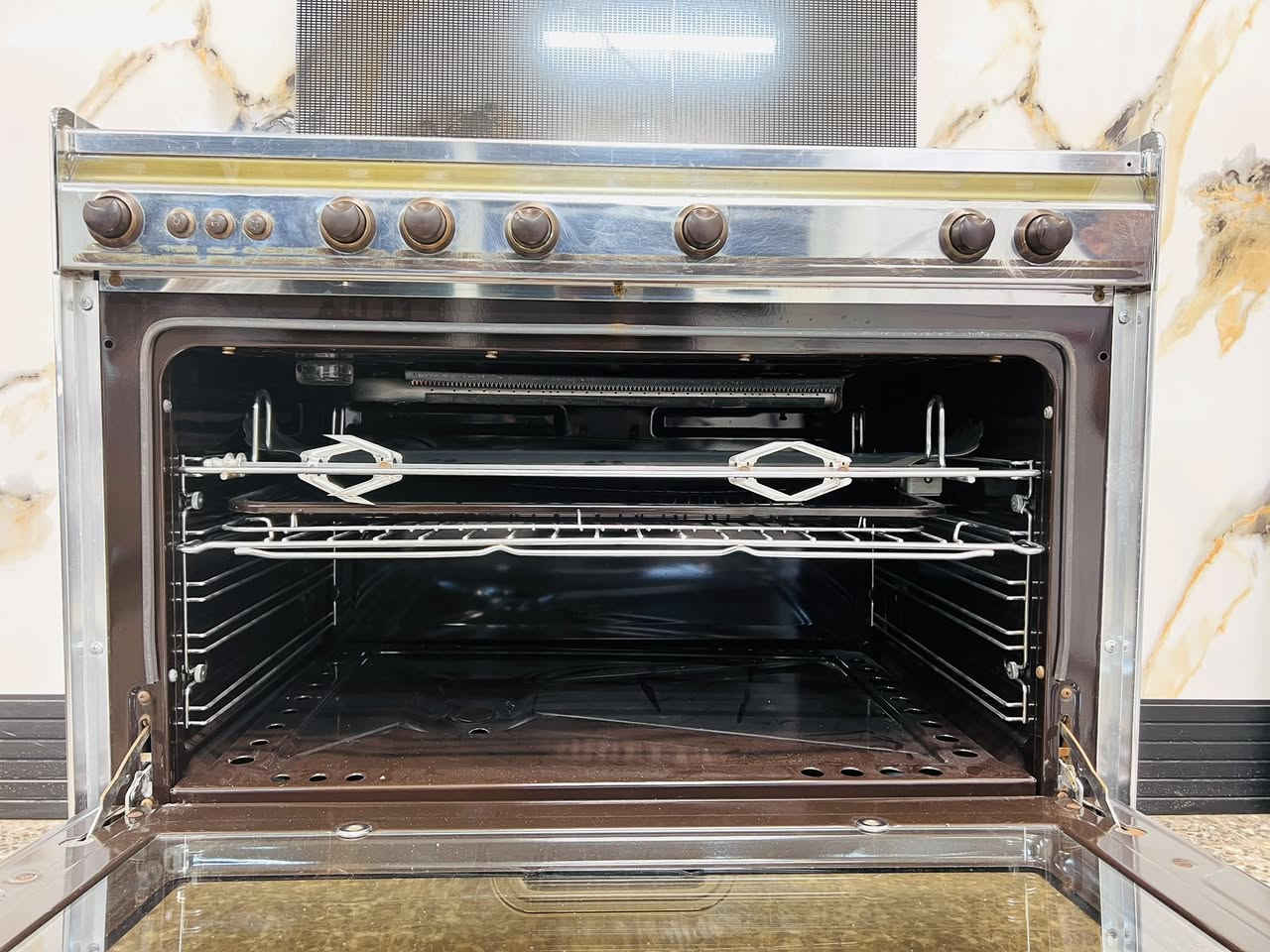 طباخ كريازي مصري الأصلي مستخدم قليل جداً الفرن ممستخدم العنوان الدوره حي الصحه ***********
