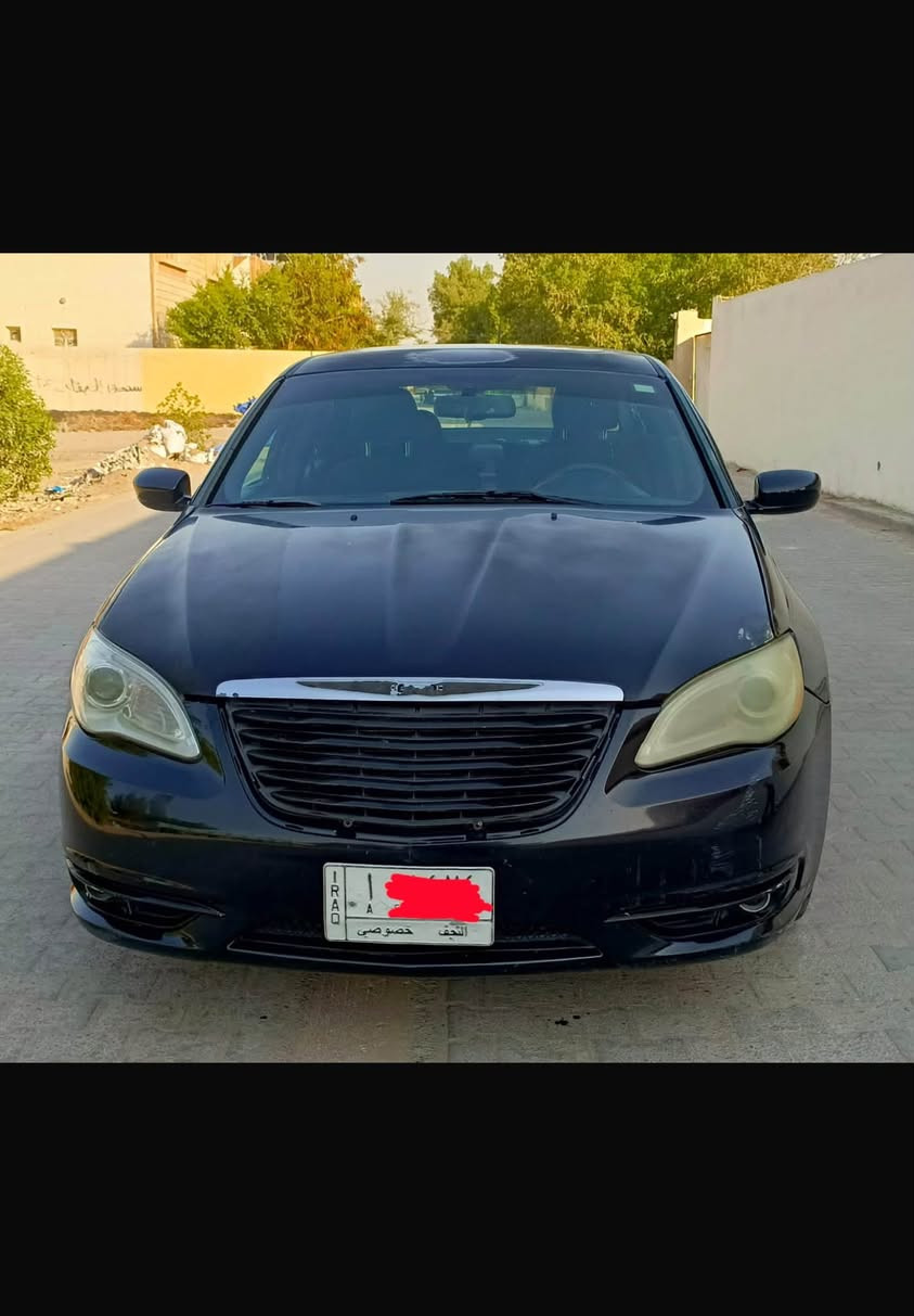 كرايسلر 200 موديل 2013 - فول مواصفات الـ 4 سلندر
 المحرك: 4 سلندر 2.4L (اقتصادي وعملي جداً).
 المواصفات: فتحة سقف (سلايد)، كراسي تحكم كهرباء، شاشة بلادية كبيرة، تحكم ستيرن كامل، مظهر خارجي فئة S.
 الماشي: يقرأ بالشاشة 121 ألف ميل (يعادل تقريباً 196 ألف كم حسب قراءة عقل السيارة بالسونار)
 حالة البودي والصبغ: البنيد والجنح الأمامي الأيمن والباب الأمامي الأيمن مصبوغات، والباب الأمامي الأيسر مبدل.
السعر ٦٥ ورقة وبيها مجال
الرقم واتساب او اتصال ‏***********‏
او ماسنجر
النجف الاشرف
