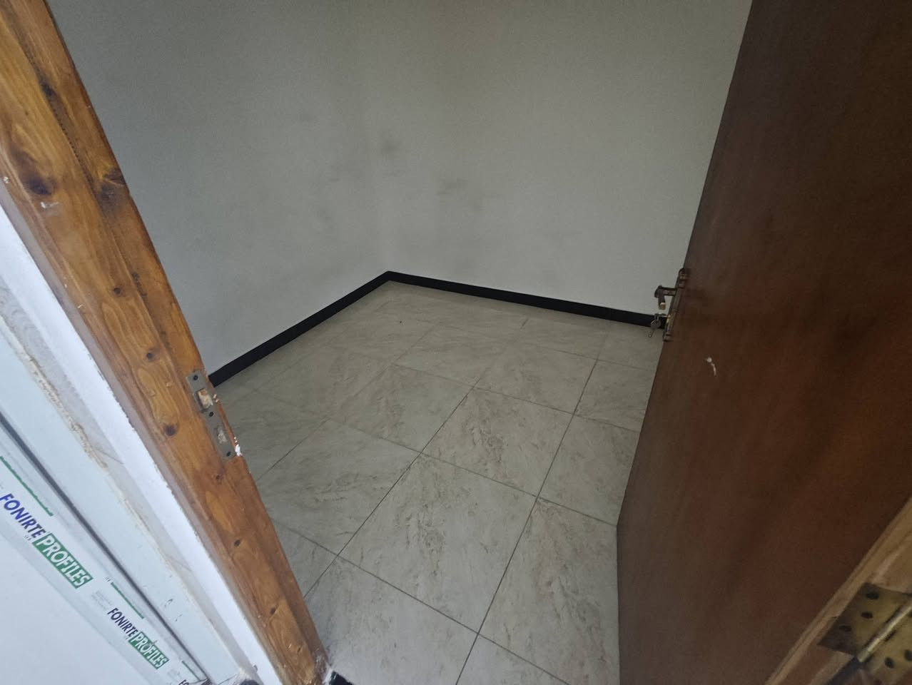 #للايجار___في___السيديه

شقة طابق اول تحتوي على 
2غرف نوم وصاله ومطبخ وخدمات 
السعر. 425 الف
للاستفسار الاتصال     ***********
