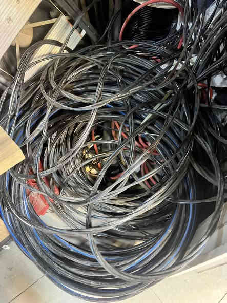 وايرات ظفيره ابو ١٦ فافون تركي مستعمل كم شهر تقريباً عندي ١٠٠-١٢٠ متر
سعر المتر الف دينار

واير تك ابو ١٢٠ فافون تركي جديد مو مستعمل عندي ٣٠-٣٥ متر تقريباً 
سعر المتر ٢٢٥٠

المكان بغداد الدورة
للاتصال ***********
