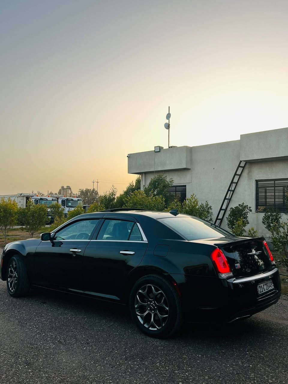 💎 فخامة البلاتينيوم لعشاق التميز | كرايسلر C300 Platinum للبيع 💎2017
لكل من يبحث عن الفخامة الأمريكية المطلقة والأداء الرياضي الجبار، متوفرة الآن سيارة كرايسلر C300 فئة بلاتينيوم (Platinum) الأصلية، بأعلى مواصفات وقمة النظافة.

📊 مواصفات السيارة:

 النوع والفئة: كرايسلر C300 بلاتينيوم (أعلى صنف).

 المحرك 3600

✨ الإضافات والمميزات (البلاتينيوم الأصلية):

 داخلية جلد فاخرة (ديزاينو تختلف عن الفئات العادية).

 شاشة كبيرة مع نظام ملاحة ونظام صوتي احترافي ومتطور.

 رادارات أمامي وخلفي، وتحديد مسار، ونظام تنبيه النقاط العمياء.

 تدفئة وتبريد بالكراسي + تدفئة مقود.

 حوامل أكواب تدفئة وتبريد.

 بانوراما كاملة.

فور ويل

 ويل كروم حجم كبير مميز وخاص بفئة البلاتينيوم.

 السيارة جاهزة من كل النواحي، صدر، محرك، وكير بشرط الفحص.

🛠️ حالة الضرر (بكل أمانة ووضوح):

 السيارة بها حادث بسيط (جاملغ وبنيد فقط).

 الإرباكات كلها سليمة 100% ولم تفتح نهائياً (بشرط الفحص والضمان).

 السيارة مصلحة تصليح درجة أولى وراجعة بلاد، وما تحتاج أي مصاريف.

📞 للتواصل والاستفسار:

📱 ***********

السعر 200$
