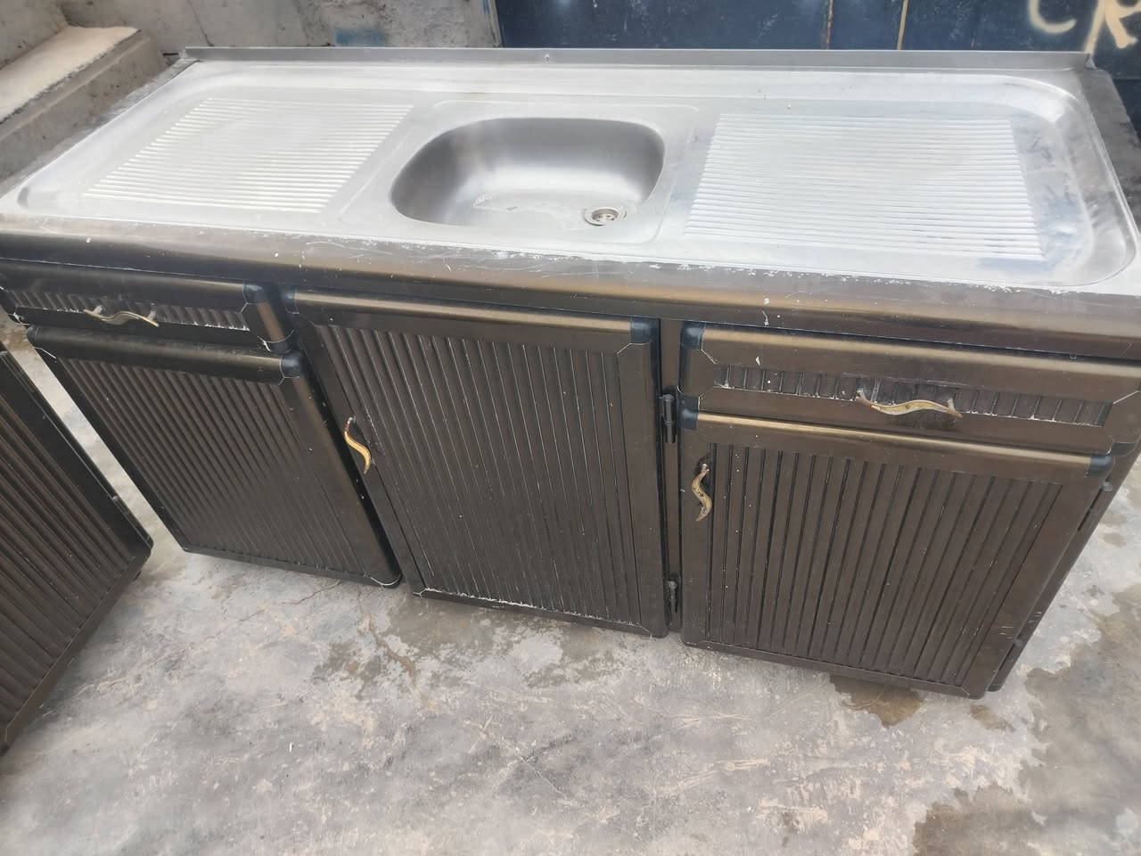 كاونتر الألمنيوم تركي درجة أوله القياس مترين ونص
والسنك متر ونص مابي اي عيب السعر 330 وبي مجال للتواصل ***********
