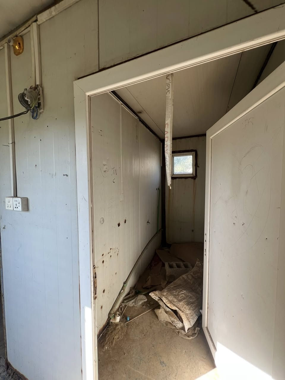 كرفان قياس 12x4 يتكون من غرفتين وصحيات كامله ومبطخ كهربائيات كامله للاستفسار ***********
