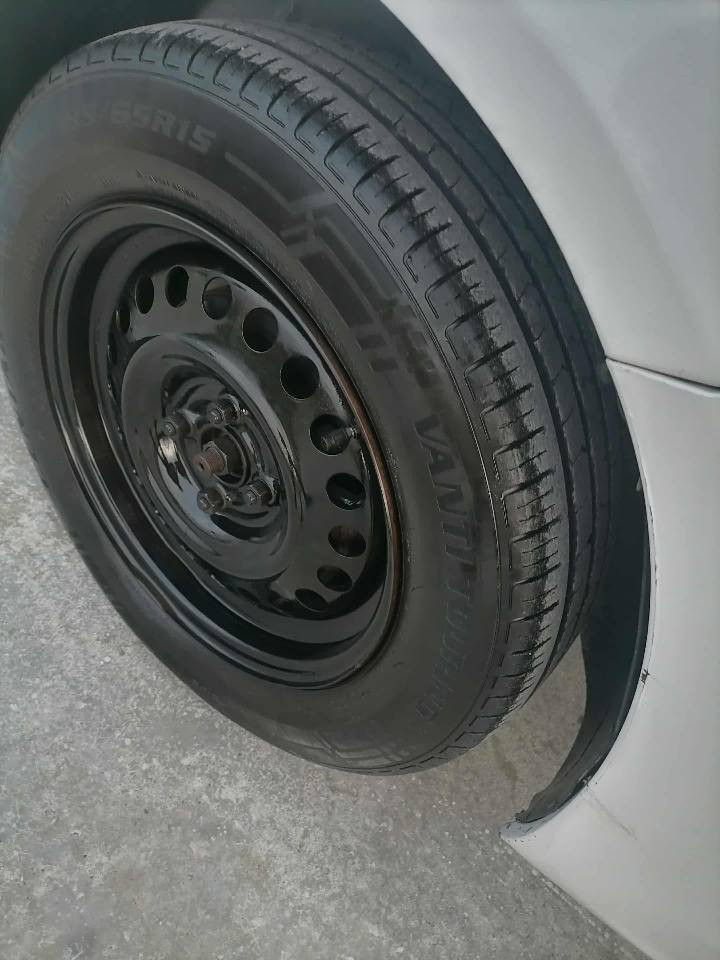 ڤیرسا 2014   //   ***********
بڕاوەی دوبەی
تۆماتیك
شاشە و کامیرە
قفڵ مەرکەزی
تەبرید سارد و گەرم
چوار تایەی لۆکی لەسەرە.
گێڕ و مەکینەی بەشەرت.
لێدرانی نیە بەشەرت پێش و پشتی کەپسە ..
بۆیاغی تەنیا شوێنی مووسەکانیەتی.
کامل مەسرەفی کراوە و دەعامی بۆدەعامی بەشەرتە.

نرخی     //    54 مەجال
بۆ پەیوەندی   //    ***********
ڤایبر وتساپ تیلگرام رانية, السليمانية
