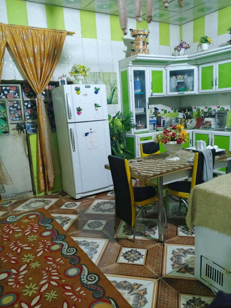 بيت للبيع  طريق غراف ناصريه
مقابيل الملعب الاولمبي الجديد 
ال زيرج 
مساحة البيت  800 متر زائد كاع 2000 متر 
بناء طابوق 
يحتوي على 3 غرف نوم و عدد صالات 2 وصحيات 3 وحمامات 
2 خارج او داخل 
او ديوانية طول 12 متر
مطابخ عدد 2 حار او بارد
كهرباء ثري فيز خط مولد
ماء اساله
السعر  الكلي مع الكاع  90
او بيه مجال
لشراي 
***********
