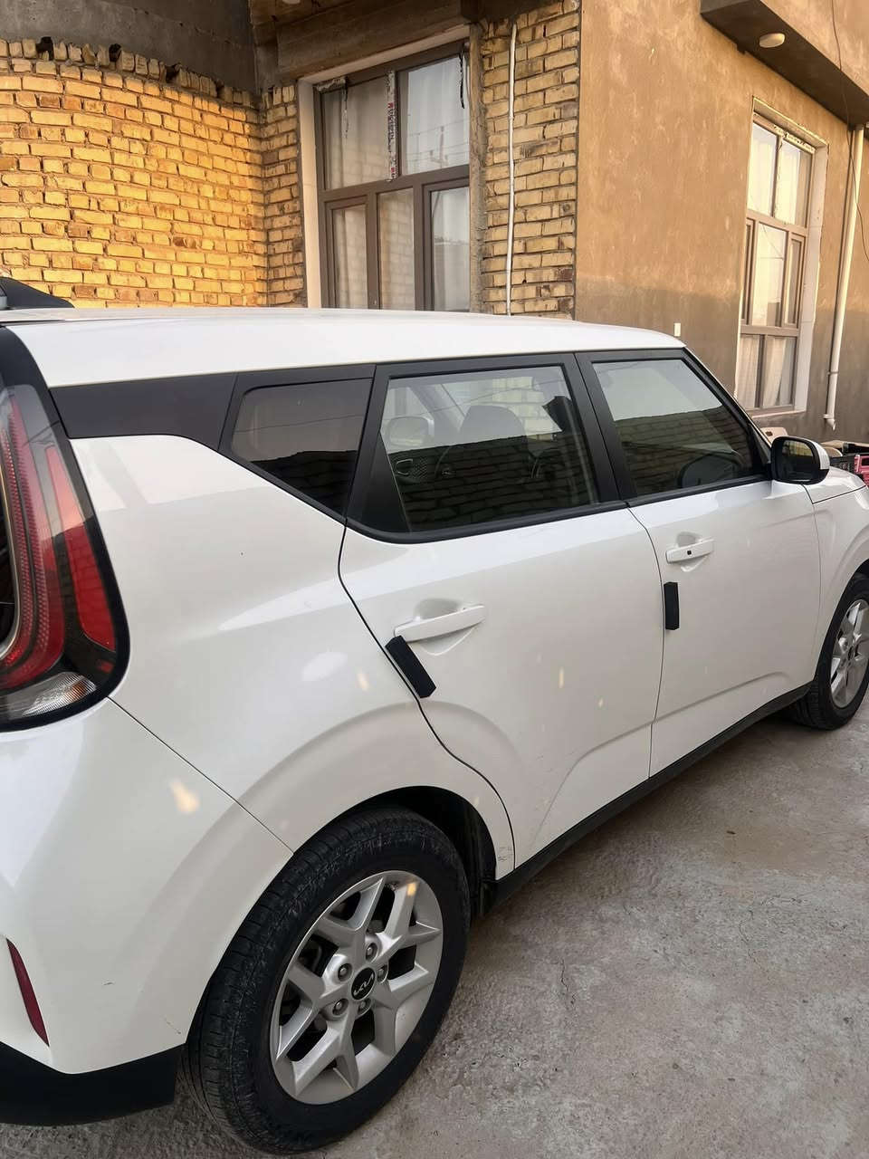 كيا صول 2023 LX فول  
بدون حادث فقط بيهه شويه بارد بالصندوق 
وجامله سرقه وراجع نفسه وصور الحادث موجوده بالمنشور 
سياره كلش جديده ماشيه 28 مايل رقم بابل 
مكان السياره بابل الهاشميه للاستفسار اتصال ***********
السعر 160 وبيها مجال قليل
