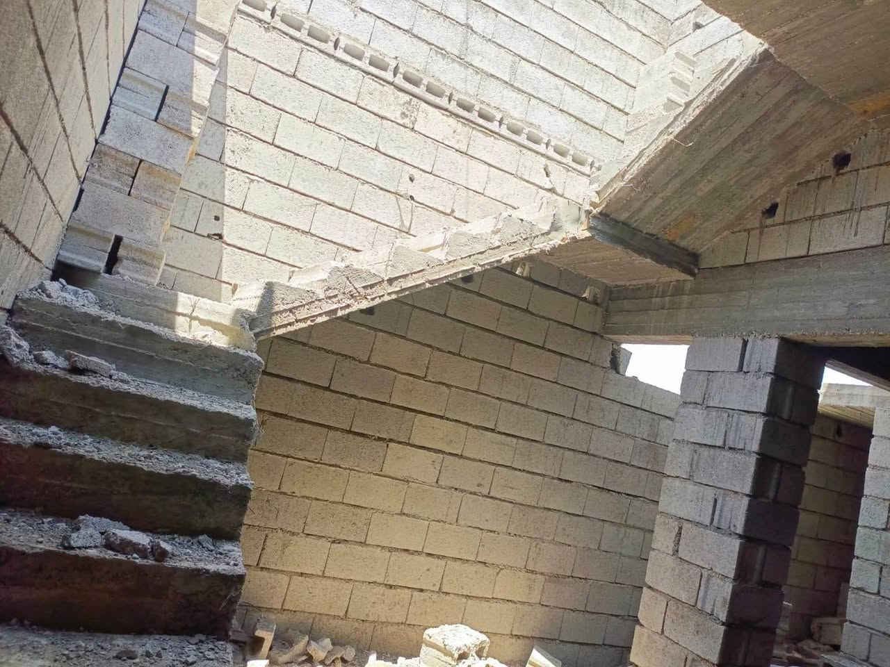 هيكل للبيع 100 متر يتكون من غرفه و هول و ربعه و مطبخ بكاع نجم الجحيشي اول شارع خلف مول الرمضان 
سعره 20 مليون وبيه مجال قليل
***********
