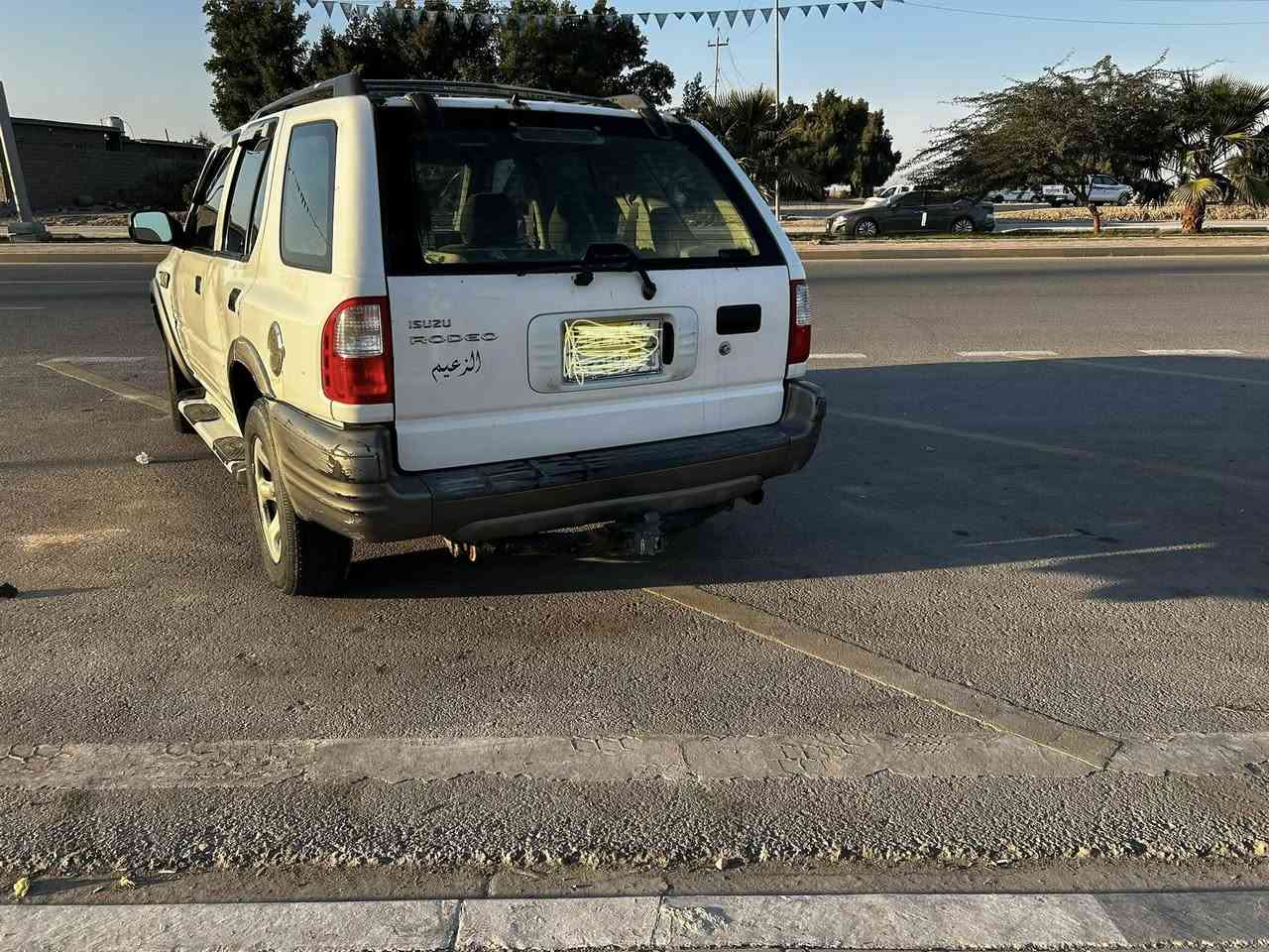 السلام عليكم سيارة ازوزو روديو موديل2001كير ومحرك بطة 2500فيشة ومجول تخم تاير جديد شاشة وكلوب زنون السيارة حلوة ومال بيت راعيه كردي السنويه ضايعة ومنتهيه ابيع كلك مكاني البصرة  رقمي***********السعر 35
