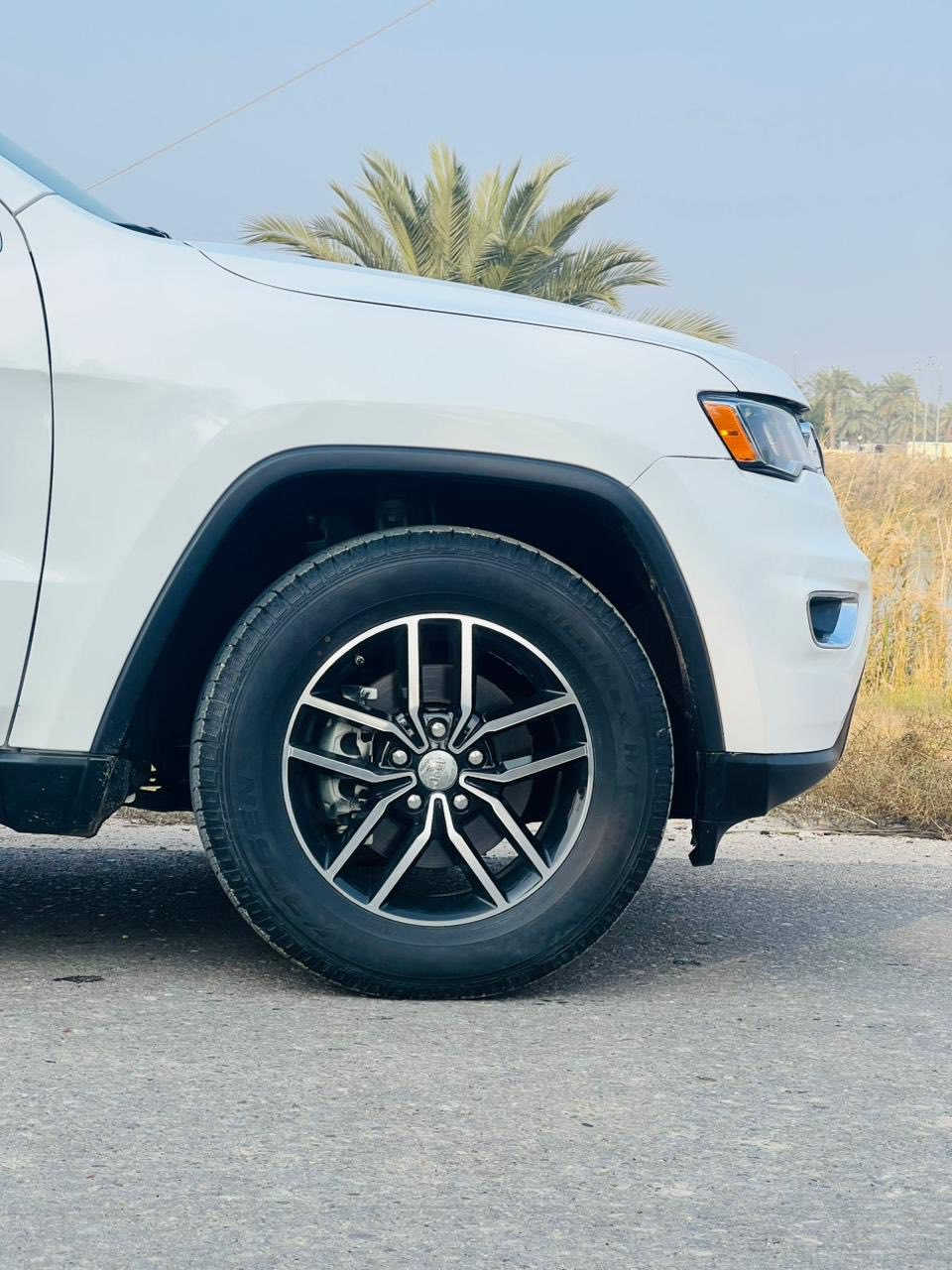 السلام عليكم….جيب كراند شيروكي لاريدو موديل 2019 اصل…السعر 245وبي مجال بسيط
المواصفات: رادار خلفي 

توقف ذاتي 

نقطه عمياء بلمري

منظومة زنون كامله 

تخم تاير جديد (مشلن) 

حداديه جديده السياره مابيها نقص 

تشغيل عن بعد 

ماشيه 52 ميل حقيقي السياره تو ويل 

الضرر: تعمير خشم جاملغ والبنيد مبدل فقط الإرباك سليم 

للاستفسار: *********** 

مكان السياره ناصريه
