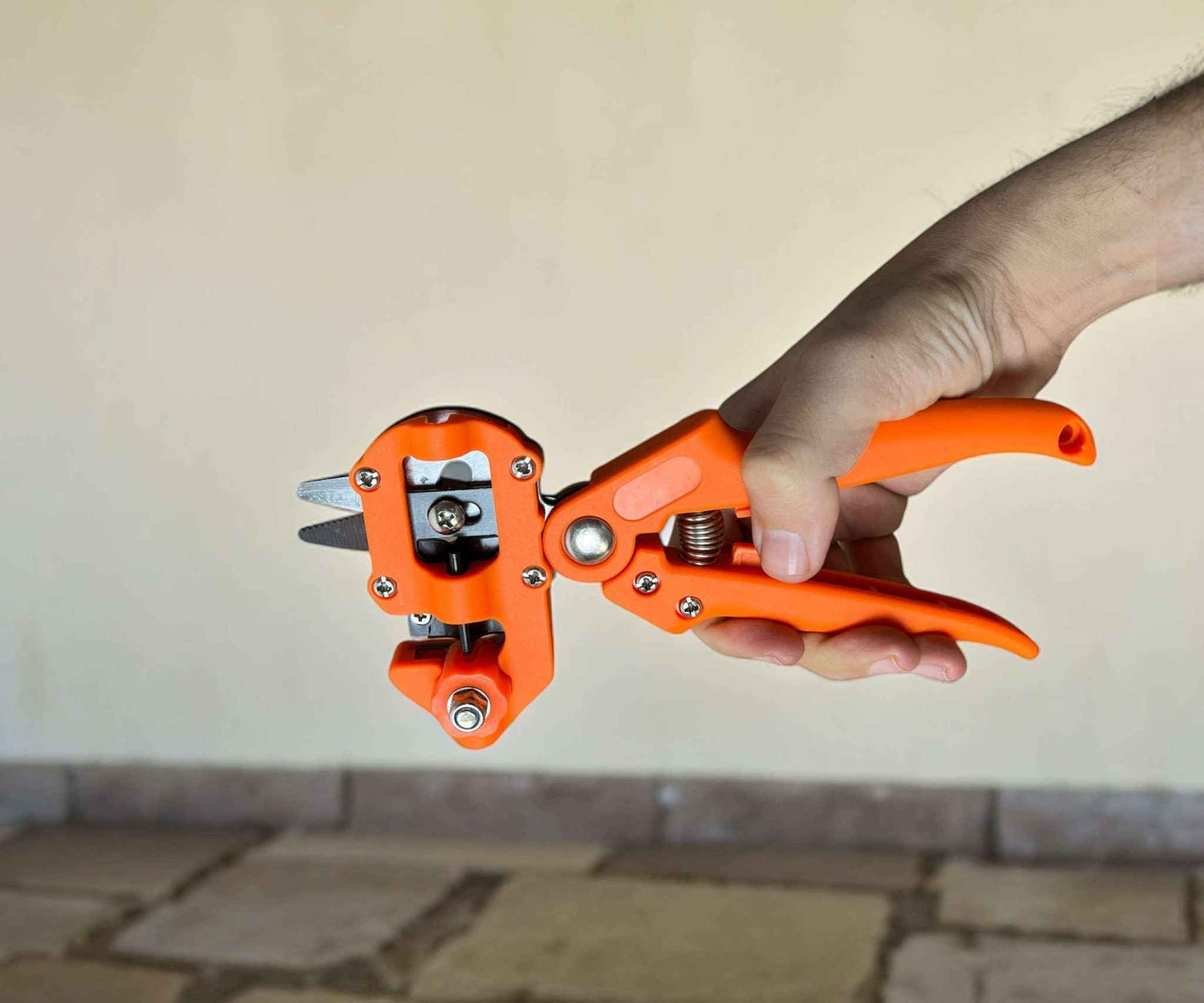 الف رحمه على روح امه وابو ليعلقلي هذا مصدر رزقي الوحيد 
مقص زرع وتطعيم الازهار
مثالية لتطعيم الأشجار والنباتات الصغيرة والمتوسطة.
تستخدم لقص الأغصان بدقة من النبات الأساسي والنبات المراد تطعيمه.
تساعد على تثبيت القطعتين معاً باستخدام الشريط المرفق لحماية منطقة الالتحام من البكتيريا والرطوبة.
شفرات متعددة: تأتي مع ثلاث شفرات مختلفة (شكل V، U، Ω) لتناسب أنواع القطع المختلفة وتضمن توافقاً تاماً بين الساق الأصلية وساق النبات المراد تطعيمه.
يتوفر خدمة توصيل لكل المحافظات 🚙 بغداد, العراق


**إذا كنت صاحب هذا الإعلان وتريد حذفه لأي سبب، رجاءا أرسل رسالة إلى الدعم الفني**