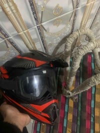 خوذه وقوسات عدد3  كلهن ب30 قفل. جوه ال 30 مابيع.   07711394420