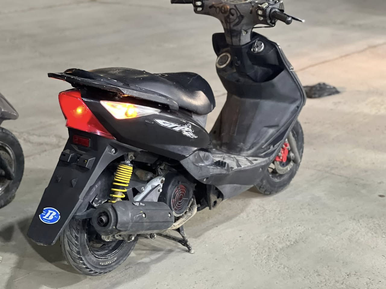 سلام عليكم دراجات ٢ ثعلب  للبيع وسكنس ياباني ١١٠ عزلت المحل وضلن ذني عندي  الي علا باب الله ولي يريدها جناي دراجات نضاف  الله شاهد مكاني بغداد  قرب دائرت  مرور التاجيات تلاثتهن   وبيهن مجال بصيط  ***********واتساب موجود  متوازي عليهن
