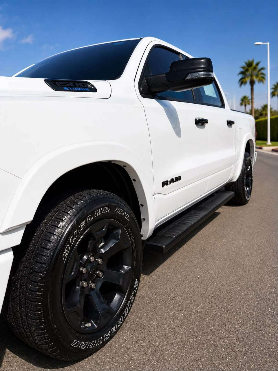 السياره RAM 1500 Lone Star 2025 بمحرك 3.6L Pentastar V6 eTorque،

المحرك والأداء

* المحرك: 3.6 لتر Pentastar V6 مع نظام eTorque (هايبرد خفيف).
* القوة: 305 حصان.
* العزم: 269 رطل-قدم (حوالي 365 نيوتن.متر).
* ناقل الحركة: أوتوماتيك 8 سرعات TorqueFlite.
* الوقود: بنزين عادي 87 أوكتان.
* استهلاك الوقود التقريبي: 13 مدينة / 15 طريق سريع (100كم/لتر ).  
نظام قياده متعدد الوضعيات 
سحب 
سبورت 
تلقائي
ثلوج 
الداخلية

تدفئة كشنات 
تدفئة مقود 
مري كهرباء 
دواسات متحركه كهرباء 
نظام طوارئ 
ازرار فتح ابواب الكراج 
كشن كهرباء 
خزن اسفل المقاعد 
بوكسات خزن اسفل السياره 
* مقاعد لـ 5.
* مقاعد قماش فاخرة.
* مقود متعدد الوظائف.
* تشغيل السيارة بدون مفتاح (Push Start).
* تشغيل عن بعد (في بعض الباقات).
* كاميرا خلفية.
* حساسات أمامية وخلفية.  
* رادارات جانبية وامامية

الشاشة والنظام

* شاشة وسطية 12 إنش Uconnect 5 بشكل قياسي.
* دعم Apple CarPlay وAndroid Auto لاسلكيًا.
* بلوتوث.
* 10 سماعات.
* منافذ USB Type-A وType-C.
* تحديثات للنظام عبر الإنترنت (OTA).  

شاشة العدادات

* شاشة معلومات رقمية بين العدادات.
* تعرض:
    * استهلاك الوقود.
    * ضغط الإطارات.
    * الملاحة (إذا كانت مفعلة).
    * معلومات السحب.
    * بيانات الرحلة.

أنظمة الأمان

* فرامل طوارئ أوتوماتيكية.
* Adaptive Cruise Control.
* Lane Keep Assist.
* تحذير الاصطدام الأمامي.
* حساسات أمامية وخلفية.
* كاميرا خلفية.
* نظام مراقبة ضغط الإطارات (TPMS).
* ABS وESP وTraction Control.  

المقاسات

* خزان الوقود: حوالي 120لتر.
* الحمولة: حتى حوالي 900 كغم (حسب التجهيز).
* السحب: يصل إلى حوالي 3.5 طن عند التجهيز المناسب.  

مميزات فئة Lone Star

* جنوط ألمنيوم 20 إنش
* مصابيح LED.
* مرايا كهربائية.
* ⁠تضليل مرايات تلقائي 
* مكيف أوتوماتيكي.
* مثبت سرعة ذكي.
* زجاج خلفي منزلق كهربائي 
* إمكانية إضافة شاشة 14.5 إنش، 
*نظام صوت مطور رقم راعيها ((***********6)) مكلف بلنشر ما ارد خاص لحد يراسل خابر راعيها البصرة, العراق

