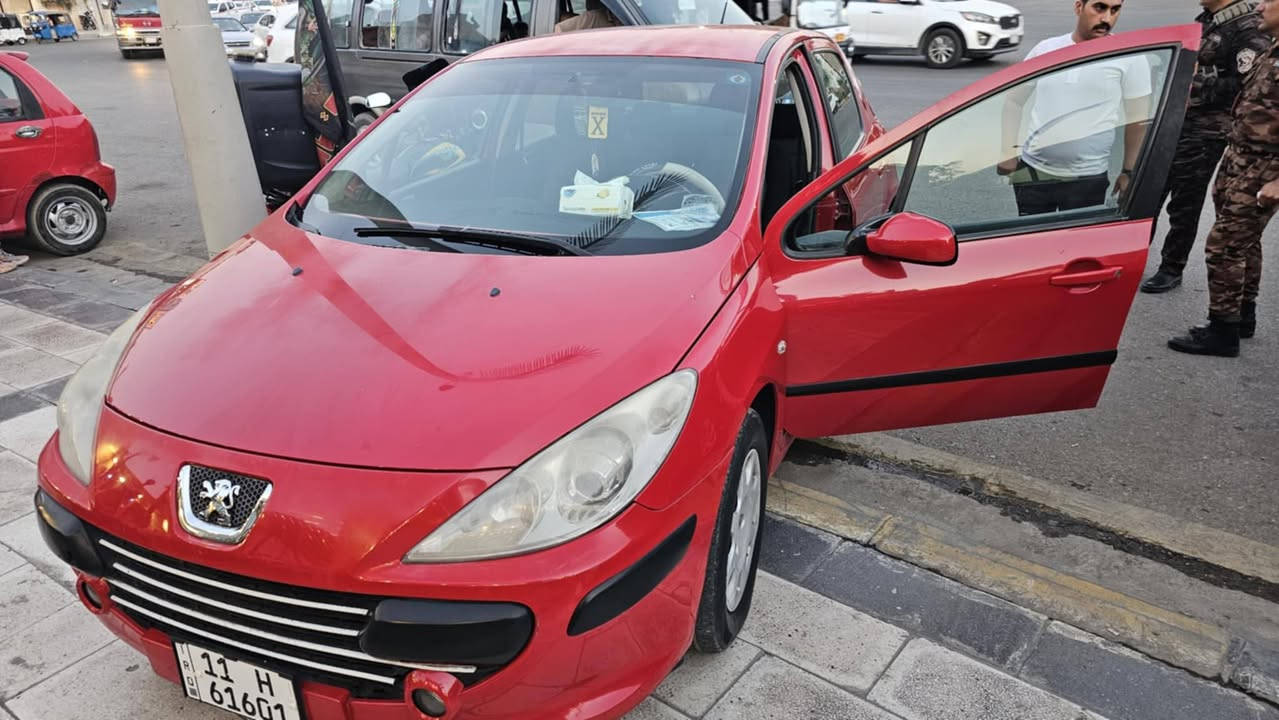 السلام عليكم
سيارة بيجو فرنسي 307للبيع موديل 2006
كاملة مكملة هزة وسنوية جديدة بسمي 

سيارة بيها قطعتين صبغ بس الجاملوغات الخلفية 
بلادية ماشية 174وقابل للزيادة

السعر 55وبيها مجال حك الجية 
العنوان ديالى الخالص
***********
