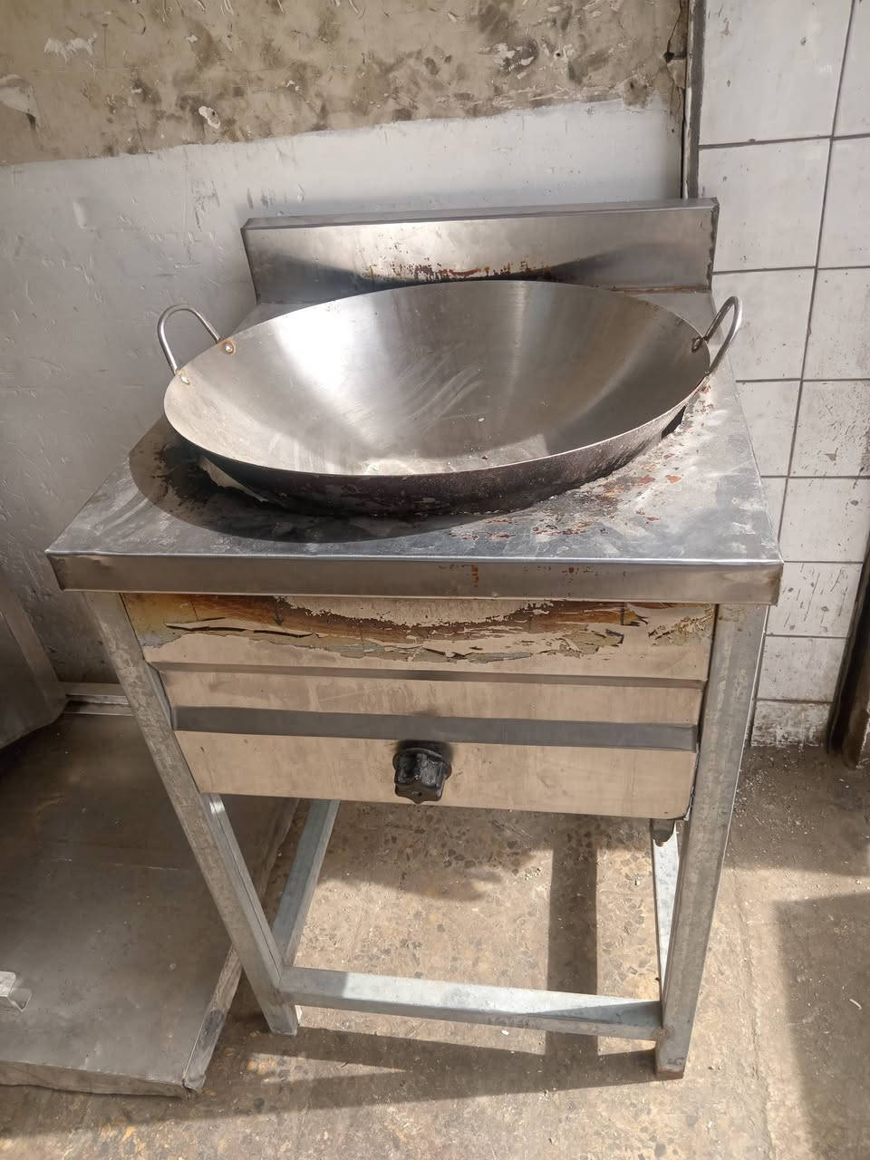 مستعدون لتجهيز المطاعم بكافه المعدات جديد ومستعمل الاستفسار اتصال او واتساب ***********
