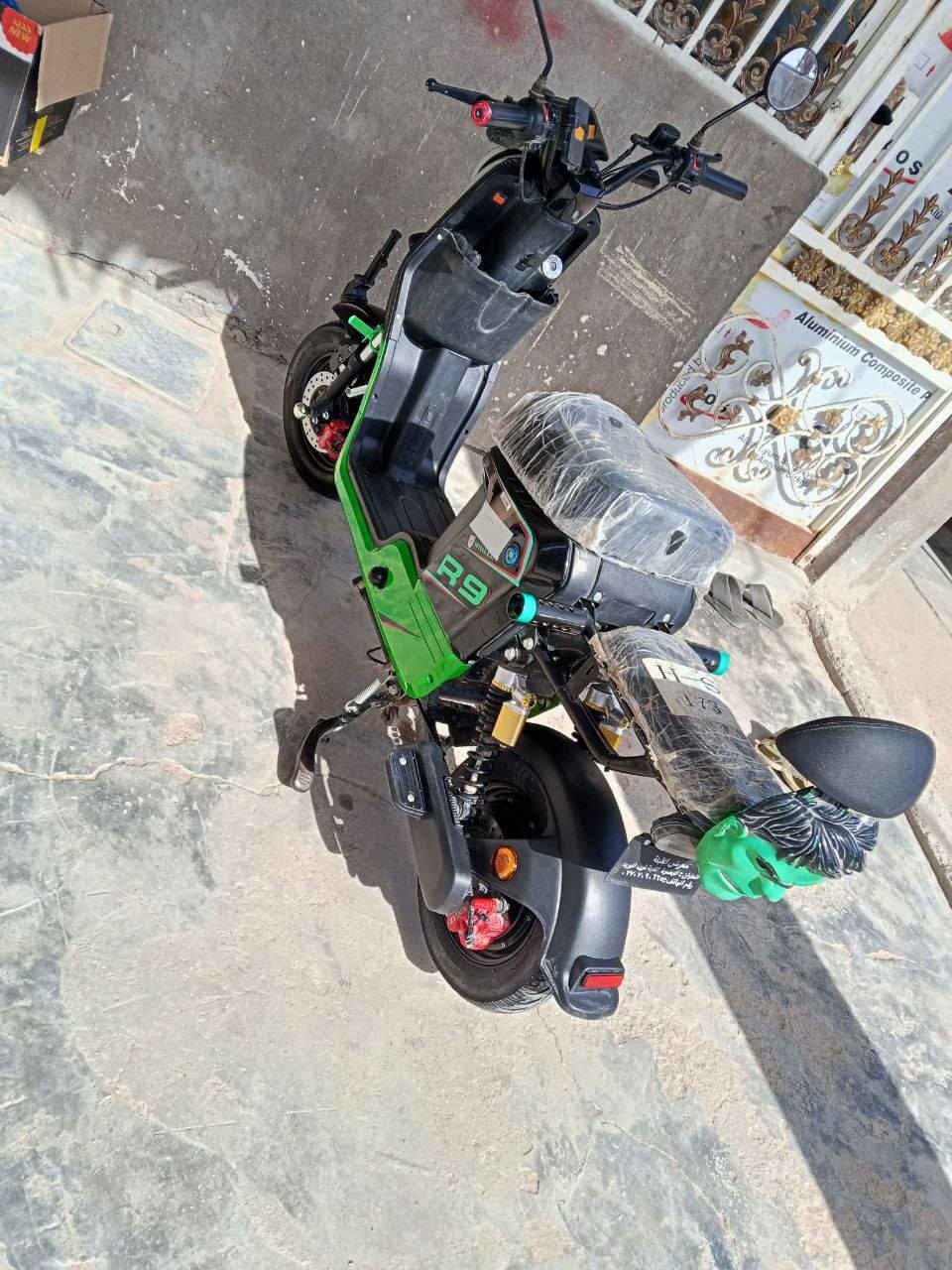 السلام عليكم  إخوان دراجه شحن آر ٩   للبيع دراجه موديل ٢٥ برغي ما مفتوح بيها دراجه جاهزه وحلوه وشغاله من الطول لطول بل عافيه عليه الياخذها 5 بطاريات بلاد  مكاني الزبير موبايل ***********  وات ساب موجود  سعرها ٤٢٥ ألف وفيها مجال لشراي
