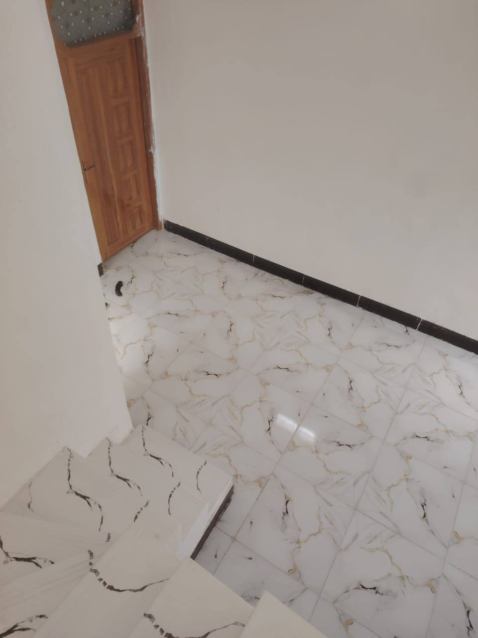 سلام عليكم  خمسينات للبيع بناء بلوك اساس طابوك سقف صب كونكريت كول بيت يحتوي على غرفه او صاله وصحيات ومطبخ مفتوح ع صاله ارضيه بورسلين سقوف ثانويه قريب على مدرست الزدهار او قريب على شارع حاتم الخير كول بيت سعره ٢٤ او بي مجال ***********
