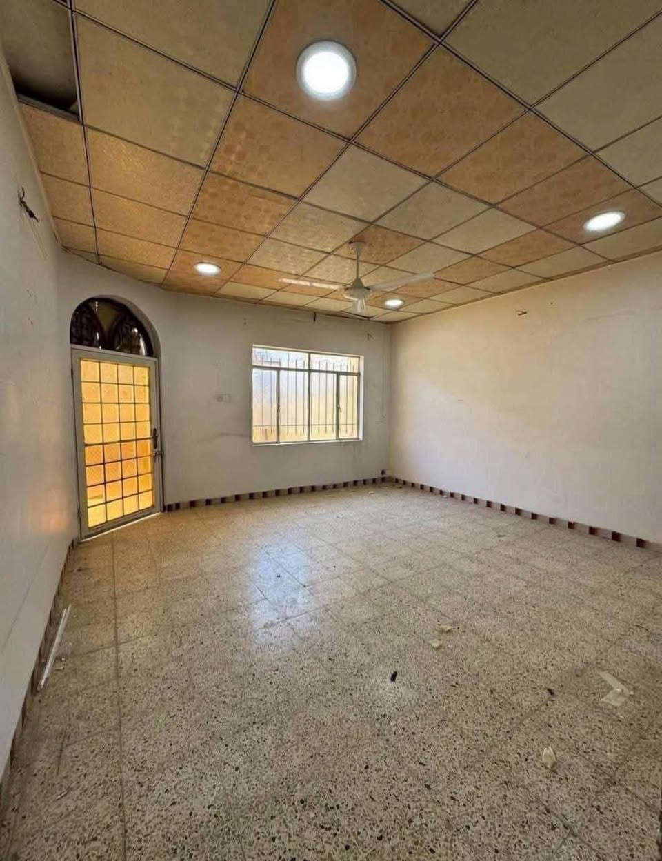 دار للبيع بسعر مناسب في حي البلديات مساحة ٢٠٠ متر واجهة ١٠ 
شارع صبة قرب جامع السليمان اتجاه شروق تام سند طابو ملك صرف باسم شخص واحد

طابق واحد موجر حاليا بسعر ٤٠٠ الف 

سعر المتر مليون وقابل للتفاوض 
للاستفسار مراجعه مكتب قصر الامراء للعقار الكائن في حي البكر شارع الكنيسة مقابل كنيسة تايتنك
***********
***********
