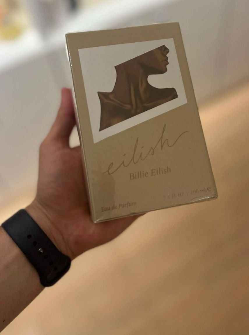 ✨عطر إيليش من بيلي إيليش – Eilish Billie Eilish Eau de Parfum عطر Eilish من توقيع النجمة العالمية Billie Eilish هو عطر شرقي فانيلي دافئ صُمم خصيصًا للنساء اللواتي يعشقن الروائح الجورماند الجذابة. يجمع بين الحلاوة الغنية والدفء الحسي ليمنحك حضورًا أنثويًا ناعمًا ولمسة من الغموض والإغراء.
✨تجربة عطرية فريدة يفتتح العطر بنفحات حلوة ومنعشة، ثم ينتقل إلى قلب غني بالفانيليا والكاكاو، ليستقر أخيرًا على قاعدة دافئة وعميقة تمنح ثباتًا وجاذبية تدوم طوال اليوم.
✔️نوتات العطر 
السكر، التوت الأحمر، برتقال الماندرين
✨قلب العطر
الفانيليا، الكاكاو، نغمات التوابل، الورد
🌷قاعدة العطر
حبوب التونكا، العنبر، المسك، الأخشاب
✨ زجاجة أنيقة بتصميم عصري يعكس هوية بيلي إيليش الجريئة والفريدة
🌙 مثالي للاستخدام اليومي أو للمساء، خاصة في الأجواء الباردة ولمحبّي روائح الفانيليا الدافئة
#الاصلي المنشأ الإمارات 🇦🇪💯
سعر الدرزن 
يوجد لدينا توصيل الجميع محافظات العراق✔️✔️ بغداد, العراق


**إذا كنت صاحب هذا الإعلان وتريد حذفه لأي سبب، رجاءا أرسل رسالة إلى الدعم الفني**