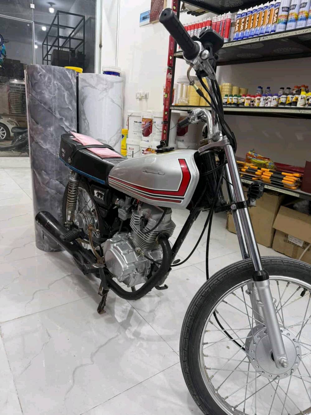 السلام عليكم دراجه نوع نامه للبيع الدراجه اوراق بأسمي مكينه جديده ما مفتوحه ابد دراجه جديده مو مال تعليك وهاي سوالف سعر الدراجه 800 ألف وبيها مجال حق الجيه  مكان الدراجه البصره التنومه ئي استفسار اتصل على الرقم ***********