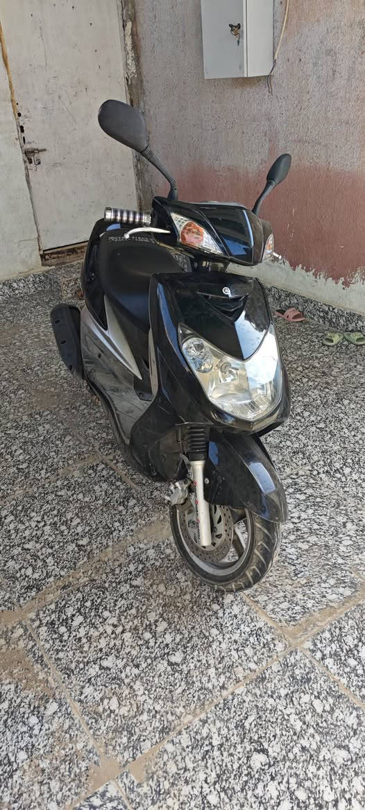 سلام عليكم للبيع دراجه سكنس فحل خطين ياباني اصلي شرط رمبه كسر كارتون مستخدمه كلش قليل سرعه 140 ماشيه كلش قليل دراجه باكيت شاهد الله وهل البيت مابيه ولا نقص شغل وطلع كله ابلاد برغي مامفتوح بيه شرط اي مصلح يعجبك سعره 1250 بيه مجال للشراي وكشي موجود بلسوك اني ابيعلك دراجه وكيل شرط ماملعوب بيه ضمان العنوان ميسان حي الرحمه الثانيه قرب المستشفى البناني رقمي *********** تحياتي للجميع عمارة, ميسان
