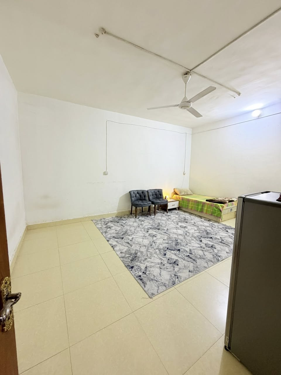 🔷(بيت + مشتمل للبيع )🏡طابقين //يقع البيت على شارع (15) متر //

🌀المساحة (300) متر //الواجهة (15) متر//يقع على رصيف عرضه (15) متر //

🌀( الموقع حي الجامعه قرب مستشفى الطفل )

🌀(  / يحتوي الطابق الارضي على/  غرفتين منام / صالة/ هول / ديوانيه   /مطبخ حار بارد/ صحيات عدد اثنين / كراج / حديقة /المشتمل بلطابق الارضي يحتوي على /غرفة منام / صاله / مطبخ / صحيات / يحتوي الطابق الثاني على/غرفتين منام / هول / صحيات //

🌀(جنس العقار طابو ملك صرف  )☑️

🌀 السعر  (485) مليون قابل للتفاوض ✔️

⚜️عنوان شركة الجوادين للاستثمار العقاري ⚜️ 
( /الجنينه نهاية شارع الـمصـلحه/ قـرب سـوق الجبيلة ) 

لـلطلـب والاستفسـار الاتصال على الارقـام التـالـية 🔻

واتـساب + اتـصال ***********
واتـساب+اتـصال ***********
واتـساب +اتـصال ***********
