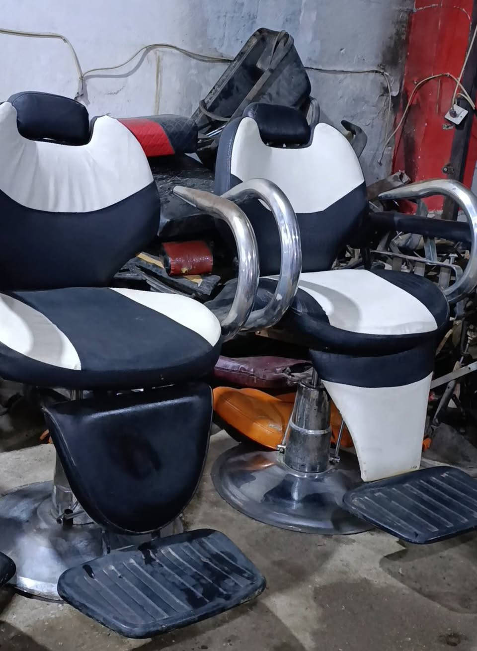اللهم صل على محمد وآل محمد.  تم توفر وجبه جديده من كراسي صالونات الحلاقه( المستعمل) نظيفات جدا وشغالات كاملات مظبوطات ودوشمه نظيفه وخوات جديد جكات شغاله على الفحص والضمان. مكاني كربلاء. متوفر توصيل المحافظات الوسطى والجنوب. للاستفسار واتس ***********
