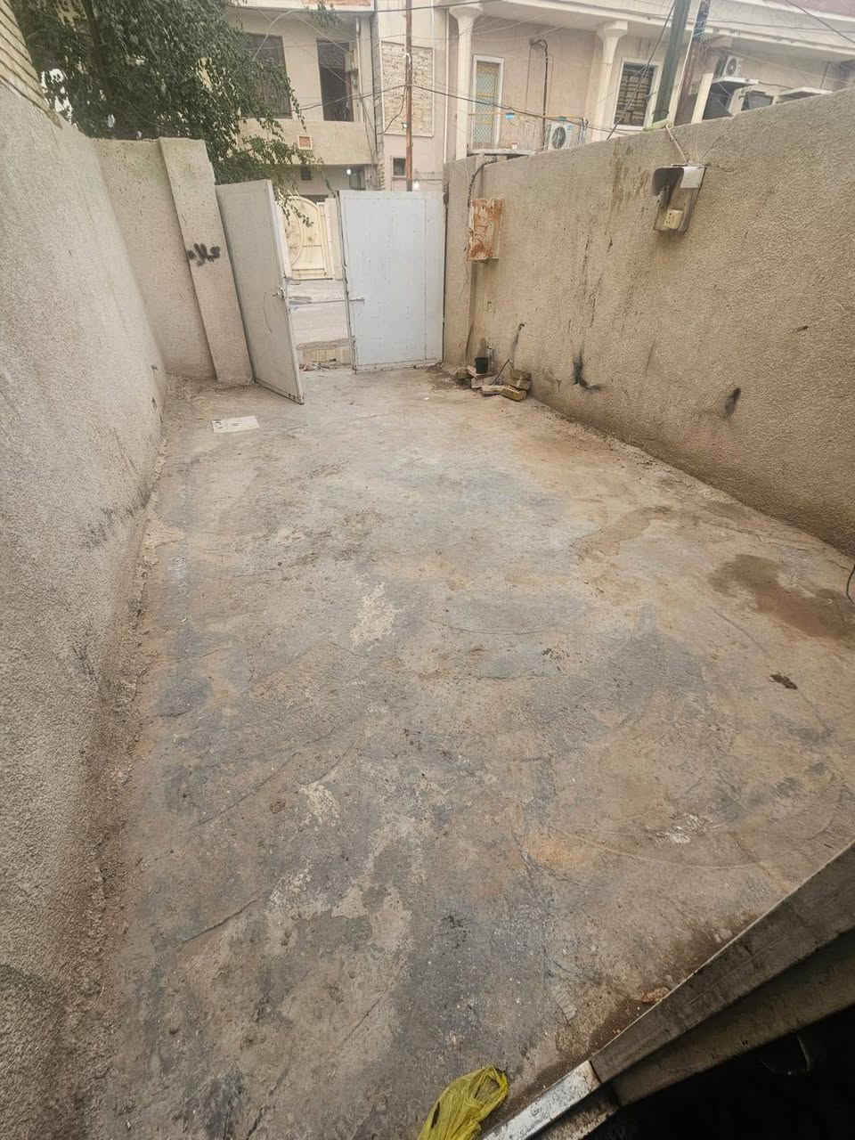 السلام عليكم يتوفر بيت الايجار في منطقة حي الفرات الهياكل قرب حسينية المصطفى وجامعة المشرق مساحة 100متر طابق واحد
غرفة نوم 
صالة 
صحيات 
مطبخ 
مناور 2
الاستفسار اكثر الاتصال بل الرقم التالي ***********
