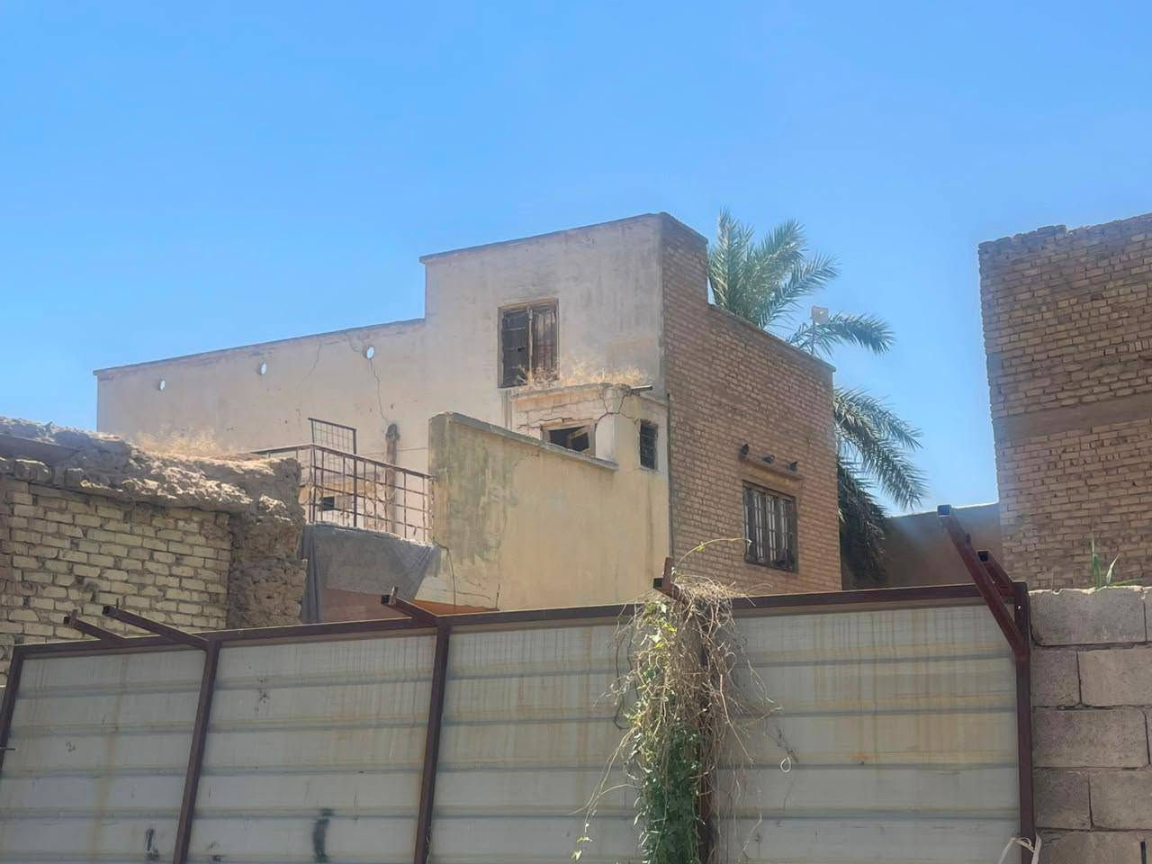 دار سكنية للبيع
فرصة مميزة للاستثمار أو السكن.

📍 مواصفات العقار

* المساحة: 300 متر مربع
* البناء: طابقان
* عمر البناء: من سبعينيات 
* الواجهة: 12 متر
* العمق (النزال): 25 متر
* الدار جاهزة للسكن وبحالة جيدة
* العقار مؤجر حاليًا بإيجار شهري 250 ألف
* يحتوي على 4 محلات تجارية
* أحد المحلات مؤجر حاليًا
* ⁠✅ مناسب للسكن أو للاستثمار 
العنوان الغربيه شارع باب الحاره
📞 للاستفسار والمعاينة يرجى التواصل على:
رقم الهاتف ***********
 سعر (150) مليون وقابل للتفاوض
