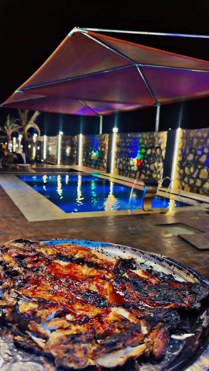 مزرعة جنات المدائن 🏝️
📍بغداد المدائن 
تحتوي على : 
بيت غرفتين وصاله
مسبح كبير 
مسبح اطفال 
منضدة 
فيشة 
كرة سلة 
مراجيح 
زحليگة
كميزة
جلسات مفتوحة 
جلسة عربية 
باربكيو كامل 🍡
للاستفسار والحجز التواصل ***********
