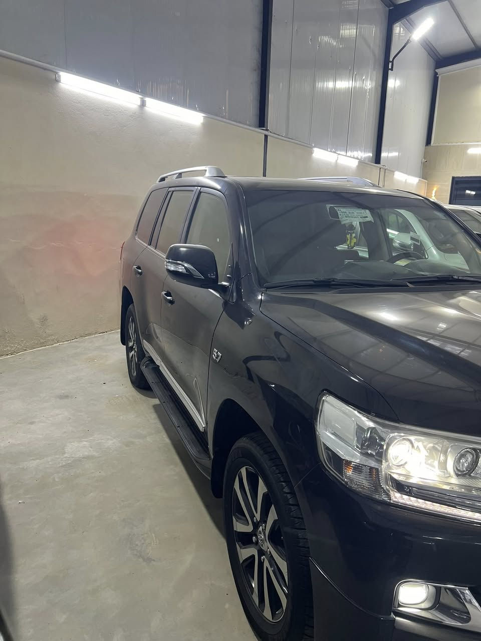 سلام عليكم  لاندكروز  2019 VXR  مواصفات عدسات متحركه كشن جلد و كهرباء ثلاث طكات  ستيرن ذاكره شاشه كأمره ثلاث قطع تبريد ويل كب خمس أبواب بصمات فول  سعر 550  وبيه مجال رقم  ***********
