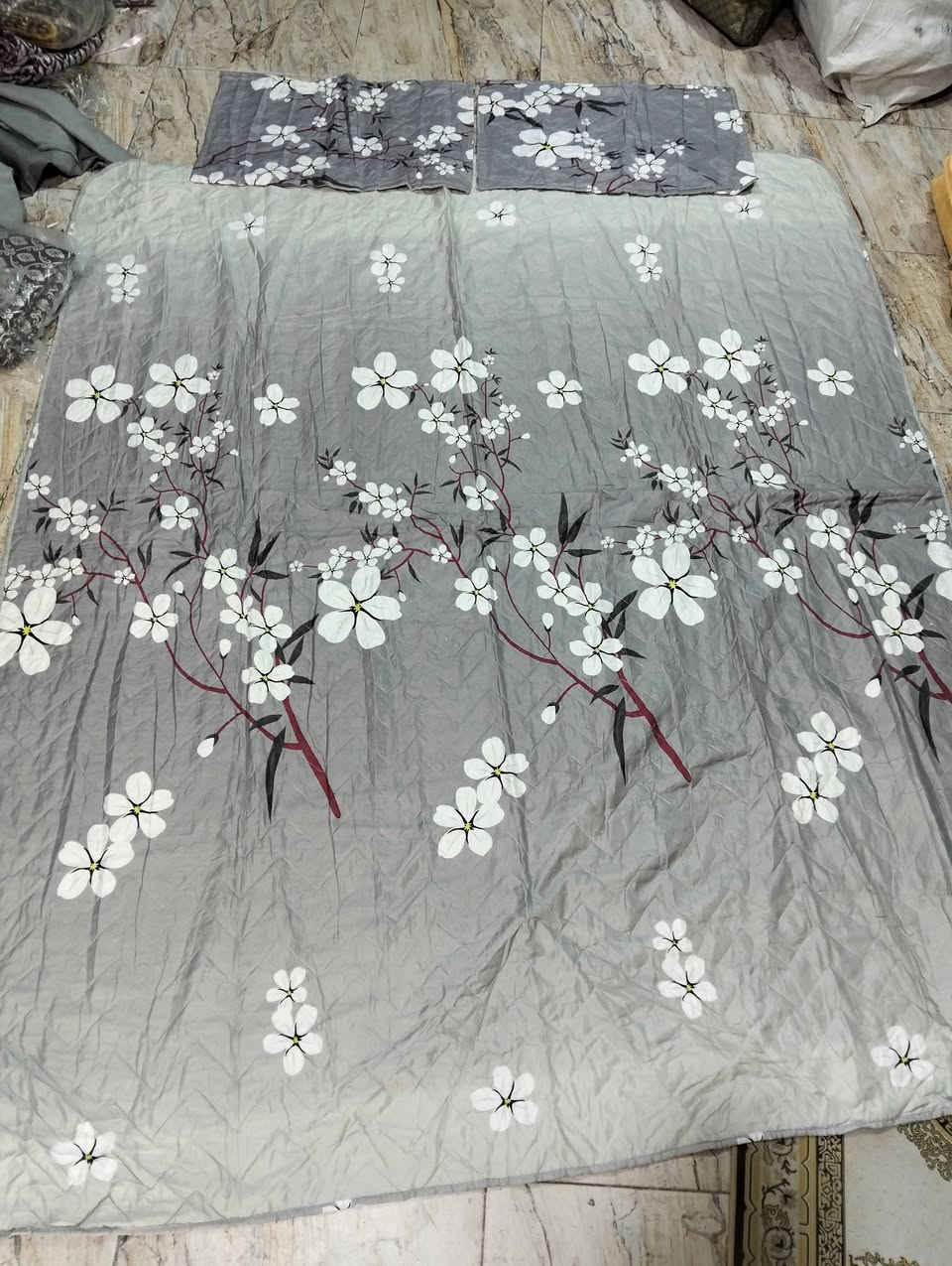 فرشة غطوة مقرنص نفرين ثقيل مع وجوه مخاد 2 وعلاگة 
السعر 9000 فقط 
العنوان التحرير دور الجاهزة مقابيل محل كرزات حمودي يوجد توصيل ***********
