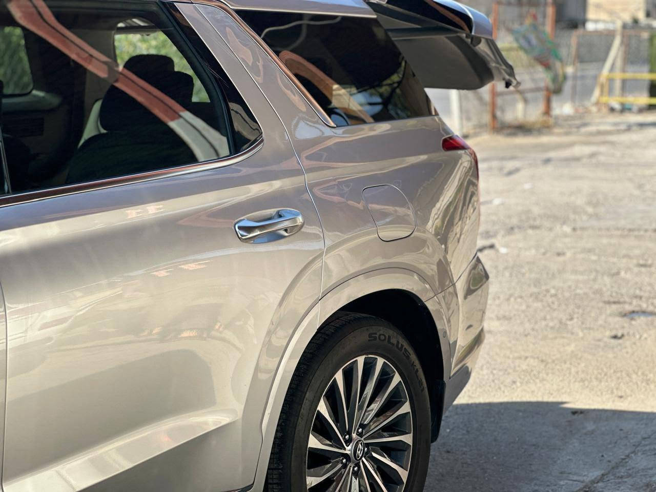 ﷽
للبيع فقط 
‏Hyundai palisade calligraphy 2025
هونداي بلسايد كلگرافي 
الموديل : 2025
الون : سلفر 
العداد : 9 الف ميل قابل للزياده

الضرر : صور الحادث مرفقه بلمنشور تبديل بنيد جاملغات بدون دواخل /
ملاحظه راديترات وبدنه بلاديه

المواصفات :-
1-شاشة عرض داتشو 
2-المحرك   v6    3.8 
3-بصمة تشغيل + بصمة ابواب 
4-اصطفاف ذاتي(تقديم + ترجيع عن طريق الريمونت)  
5-فتحة سقف +بانوراما
6-سماعات هارمن كاردن عدد 16
 7-رادار امامي  + خلفي + جانبي
8-حساسات امامي + خلفي 
9-كامرات عدد 6  360 درجة 
10-كشنات امامي خزن ميموري 
11-كشنات كهربائي تدفئة وتبريد امامي خلفي
12-انارة داخليه (محيطيه) + انارة دشبول 
13-بردات جانبية
14-تبريد مركزي امامي + خلفي منفصل التحكم
15-تحكم ستيرن + شفتات
16-تدفئة ستيرن 
17-مرايا هيتر + تعتيم 
18-صندوق كهربائي شفط + اربع وضعيات فتح صندوق
19-وضعيات قيادة  (5)
20-ويل كب حجم  20 
21-اوتو هولد + نقطة عمياء 
22-سايد بريك بصمة + مثبت سرعة
23-شحن وايرلس 
24-إشارات بالمرايا  + إشارات جانبيه
25-اوتو هولد 
26-تحديد مسار
27-شاشة ديجتال كبيرة
28-تشغيل عن بعد .
29-تدليك كشن . مساج 
30-دفع رباعي 
31-نظام مانع انزلاق 
32-نظام نزول منحدرات
33-كشنات ٧ راكب الخلفيه تحكم كهربائي فتح وسد
34-كار بلي
وبعد بيها هوووواي مواصفات معروف الكلگرافي الVIP فول 1/1
السياره رقم بغداد انكليزي كتاب شهداء وكاله
السعر ٢٣٦
***********
بغداد الامين الثانيه
