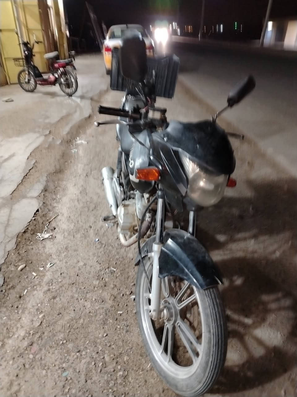 سلام عليكم اخوان هذا ماطور كيمو نضافه مثل ما موضح بالصوره كهربائيات كلها شغاله مكاني زوين البنمر سعره (425) الف وبي مجال 
***********25
