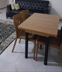 ميز طعام خشب • رجلين حديد • ٤ كراسي عاج